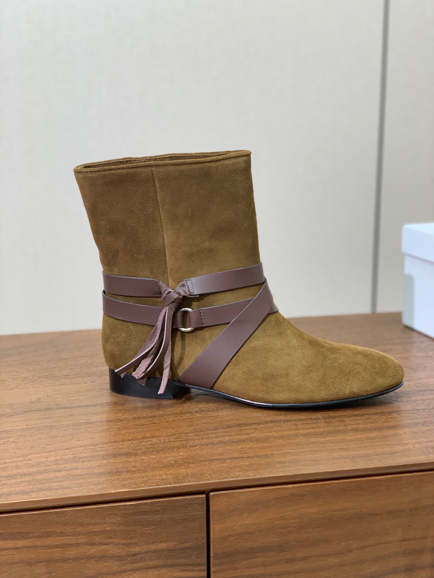 【ISABEL MARANT】复古短靴。简约百搭款。材质：鞋面头层牛反绒。羊皮内里，真皮大底。跟高2cm 码数：35-4