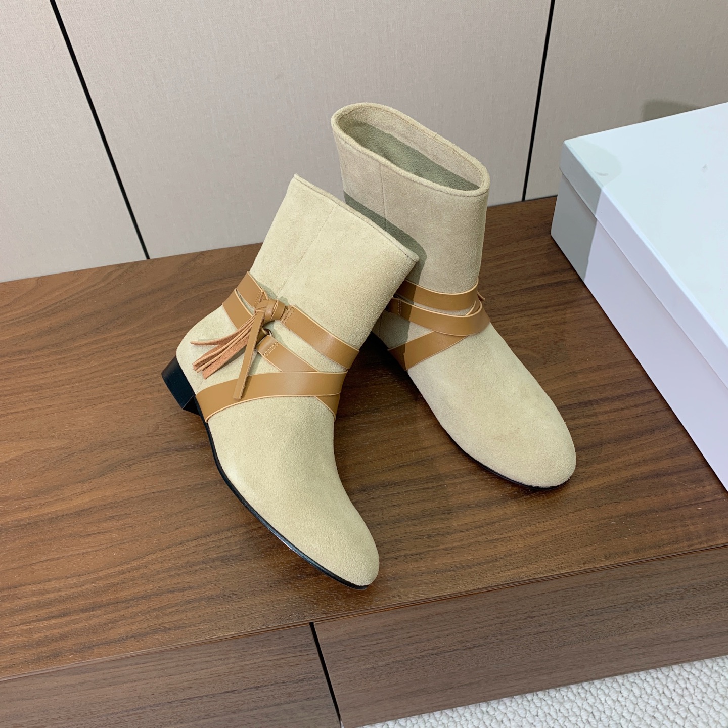 【ISABEL MARANT】复古短靴。简约百搭款。材质：鞋面头层牛反绒。羊皮内里，真皮大底。跟高2cm 码数：35-4