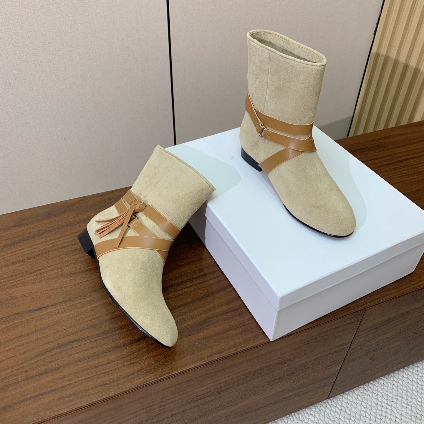【ISABEL MARANT】复古短靴。简约百搭款。材质：鞋面头层牛反绒。羊皮内里，真皮大底。跟高2cm 码数：35-4