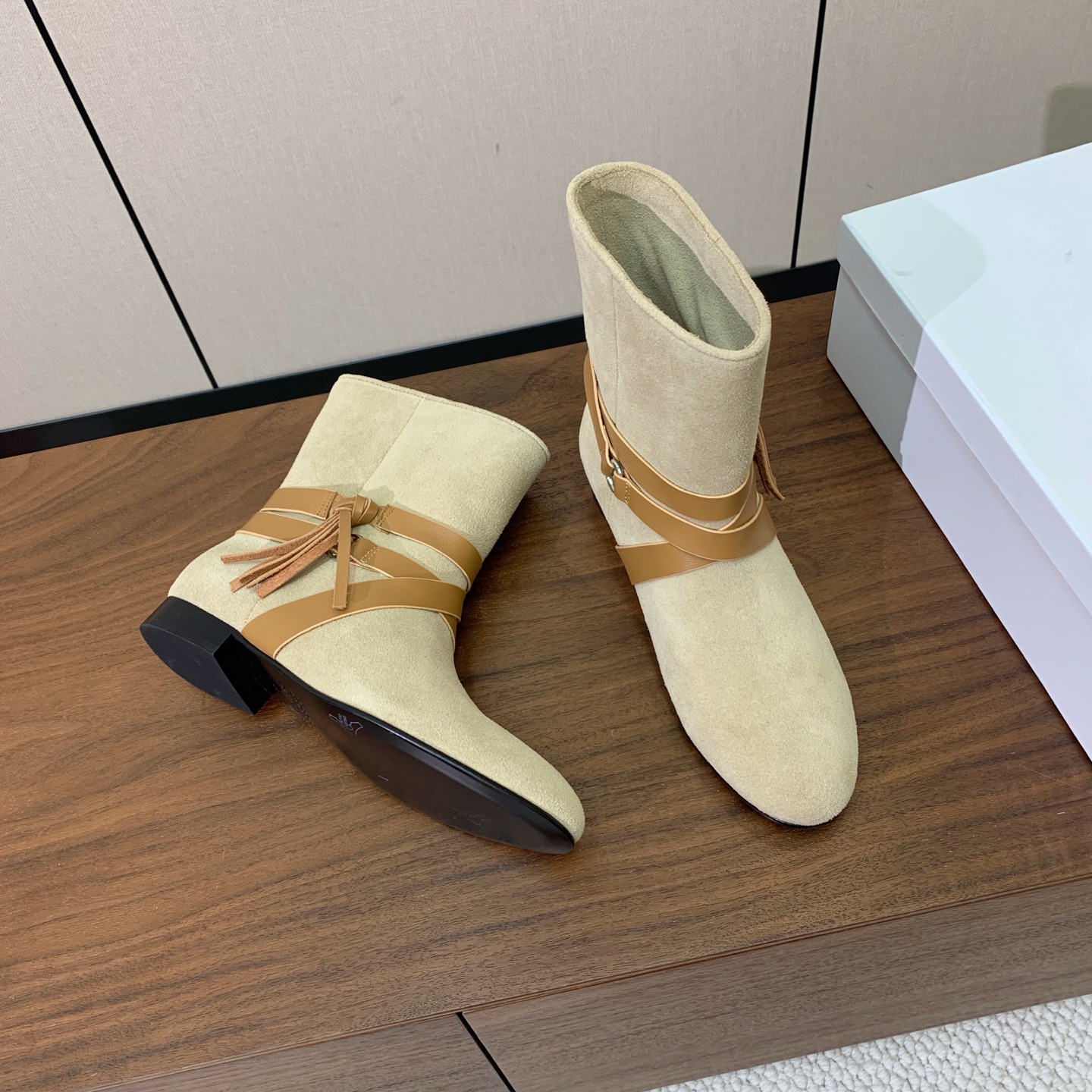 【ISABEL MARANT】复古短靴。简约百搭款。材质：鞋面头层牛反绒。羊皮内里，真皮大底。跟高2cm 码数：35-4