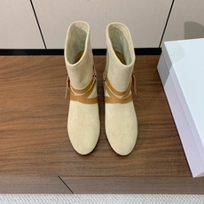 【ISABEL MARANT】复古短靴。简约百搭款。材质:鞋面头层牛反绒。羊皮内里,真皮大底。跟高2cm 码数:35-4 【ISABEL MARANT】复古短靴。简约百搭款。材质:鞋面头层牛反绒。羊皮内里,真皮大底。跟高2cm 码数:35-4