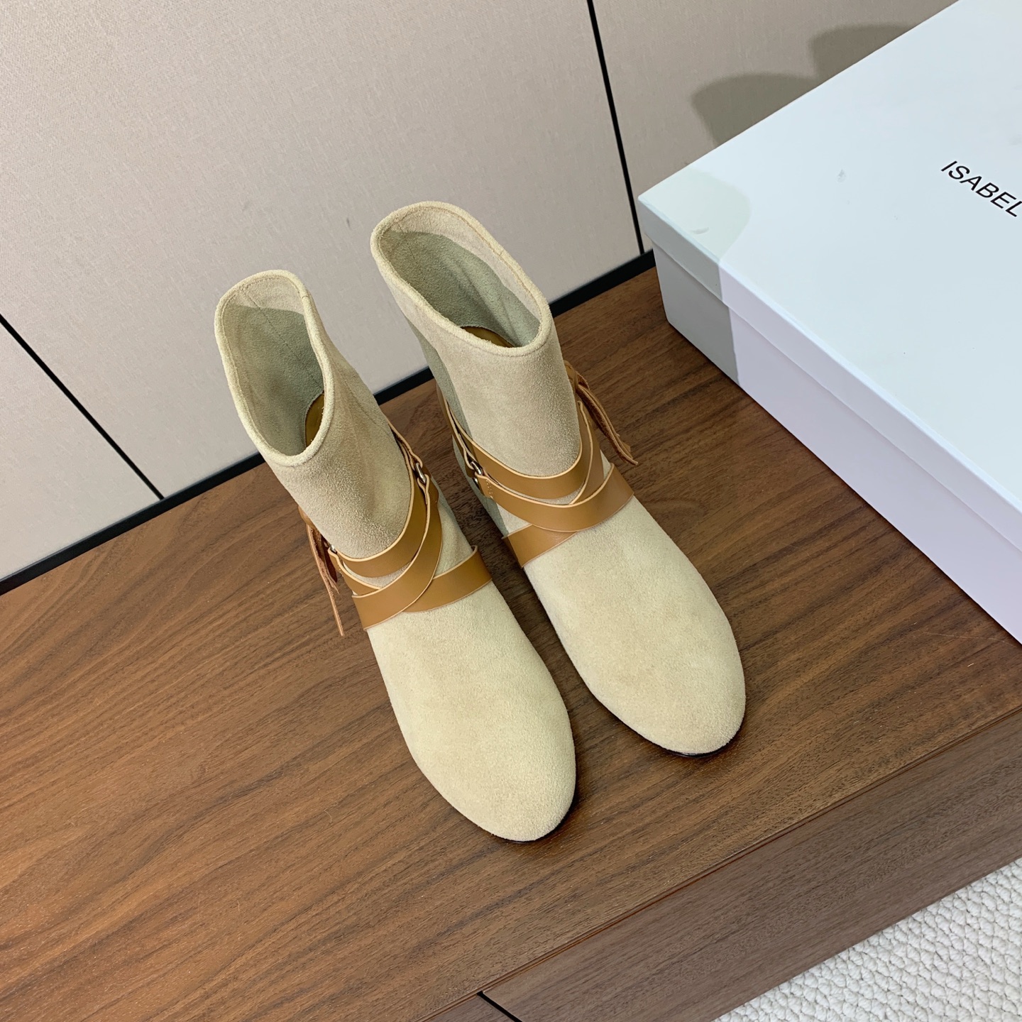 【ISABEL MARANT】复古短靴。简约百搭款。材质：鞋面头层牛反绒。羊皮内里，真皮大底。跟高2cm 码数：35-4