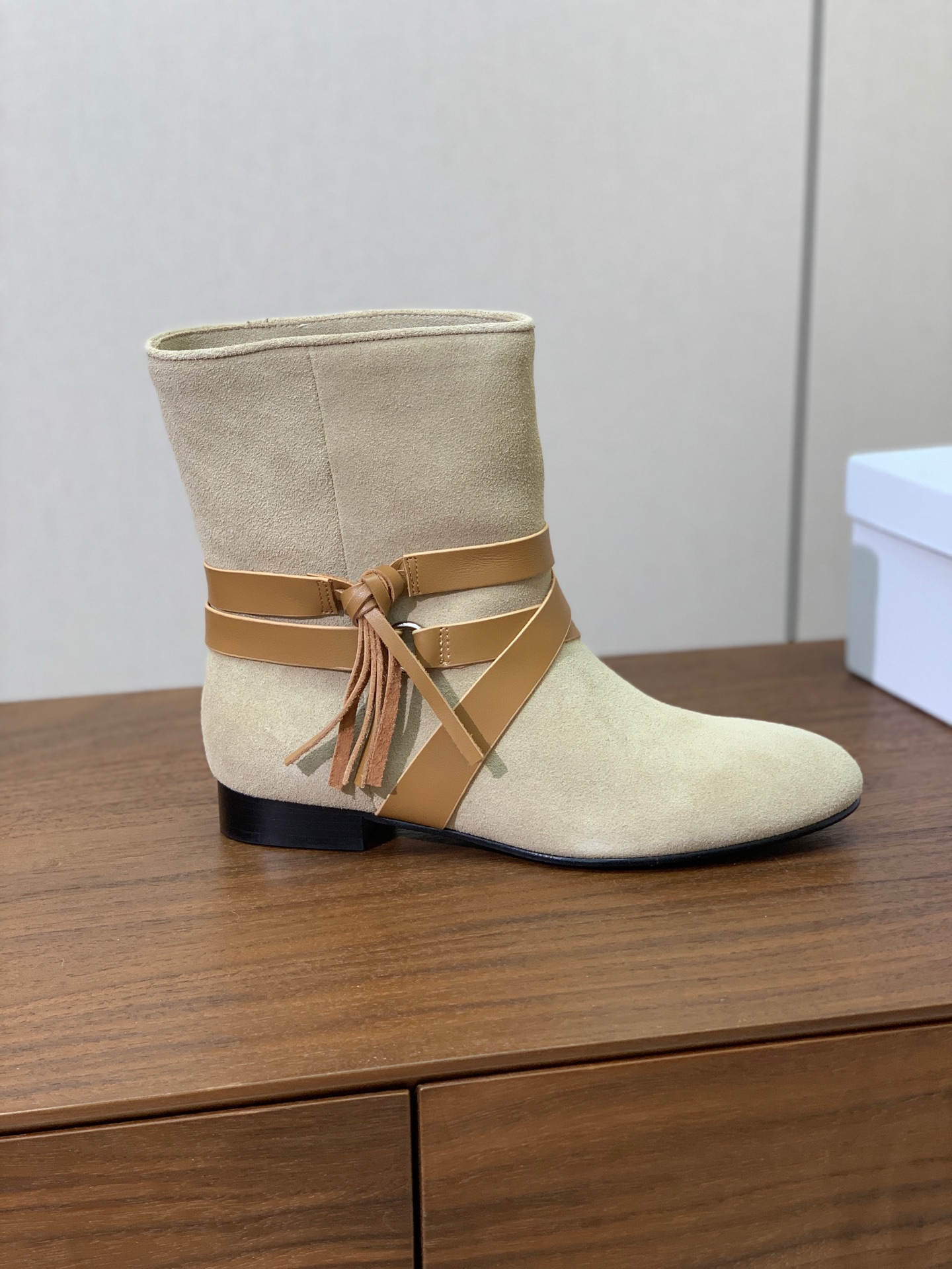 【ISABEL MARANT】复古短靴。简约百搭款。材质：鞋面头层牛反绒。羊皮内里，真皮大底。跟高2cm 码数：35-4