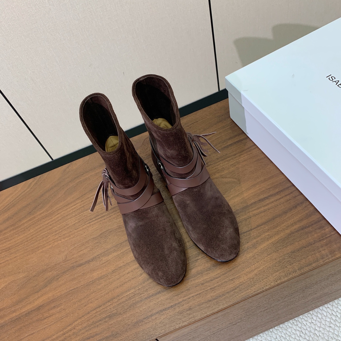 【ISABEL MARANT】复古短靴。简约百搭款。材质：鞋面头层牛反绒。羊皮内里，真皮大底。跟高2cm 码数：35-4