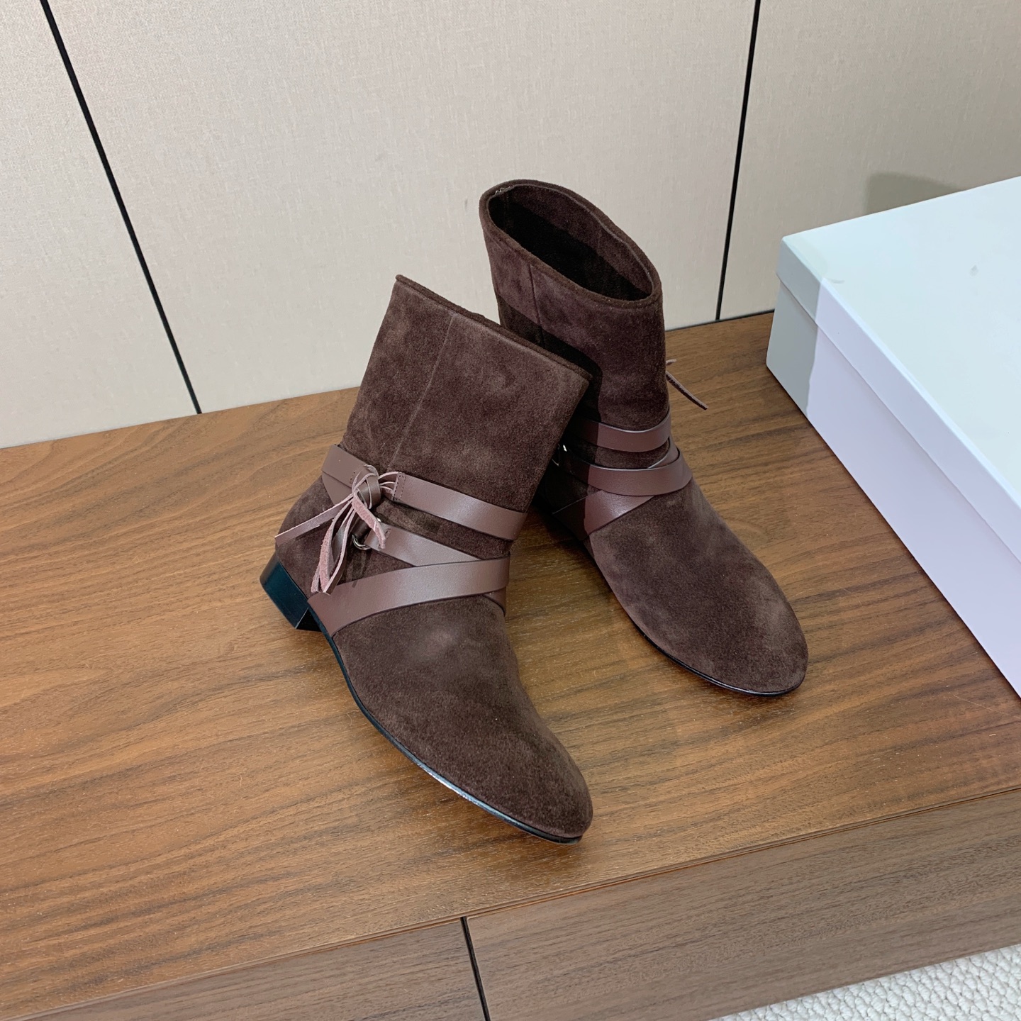 【ISABEL MARANT】复古短靴。简约百搭款。材质：鞋面头层牛反绒。羊皮内里，真皮大底。跟高2cm 码数：35-4