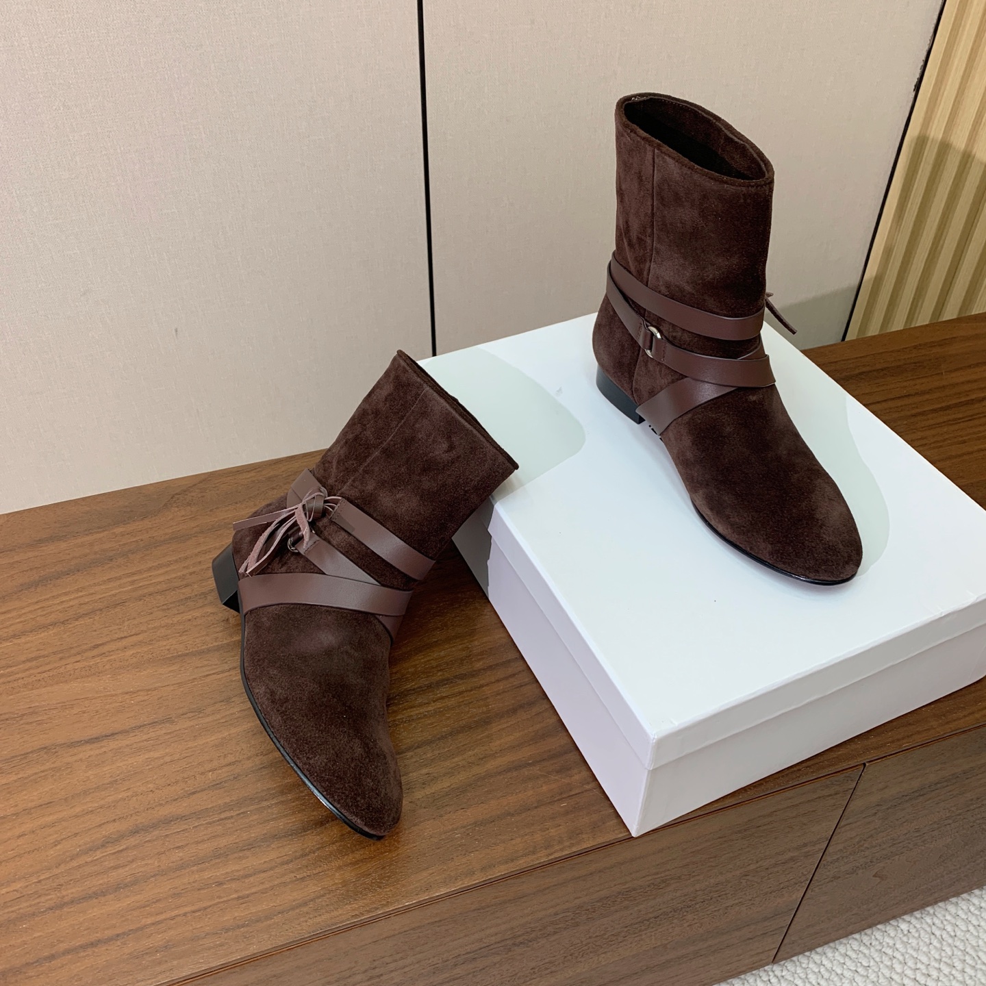 【ISABEL MARANT】复古短靴。简约百搭款。材质：鞋面头层牛反绒。羊皮内里，真皮大底。跟高2cm 码数：35-4