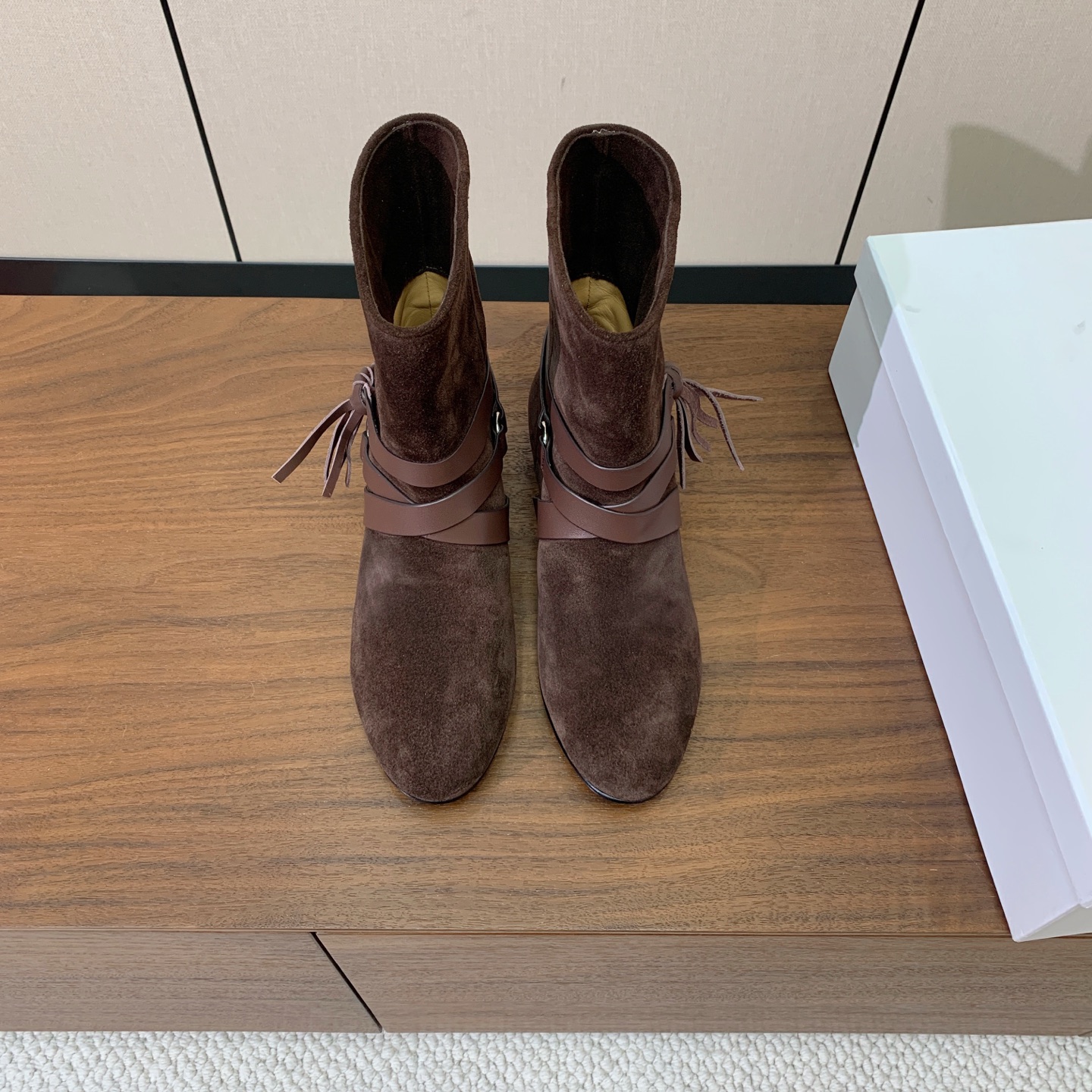 【ISABEL MARANT】复古短靴。简约百搭款。材质:鞋面头层牛反绒。羊皮内里,真皮大底。跟高2cm 码数:35-4 【ISABEL MARANT】复古短靴。简约百搭款。材质:鞋面头层牛反绒。羊皮内里,真皮大底。跟高2cm 码数:35-4