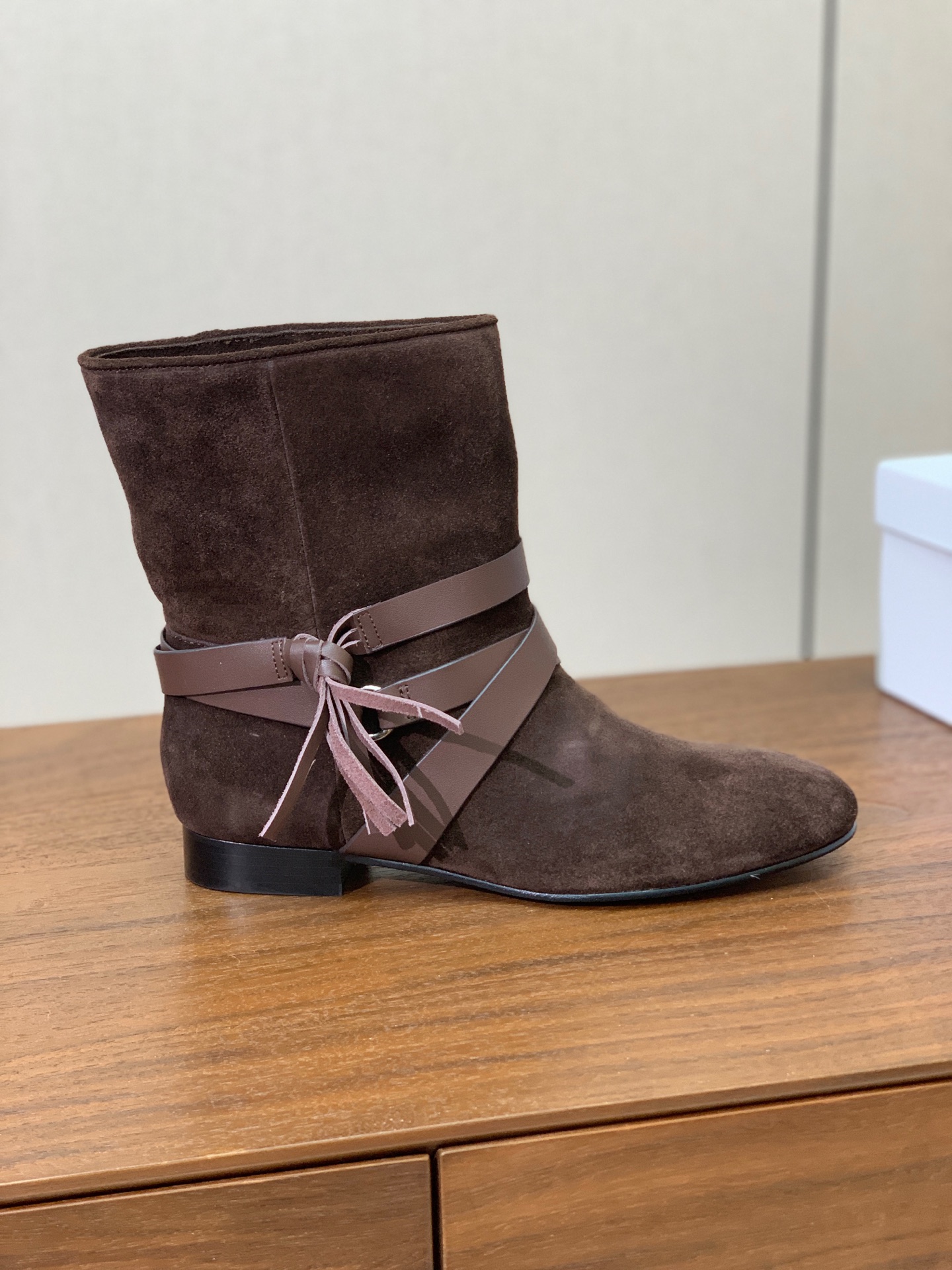 【ISABEL MARANT】复古短靴。简约百搭款。材质：鞋面头层牛反绒。羊皮内里，真皮大底。跟高2cm 码数：35-4