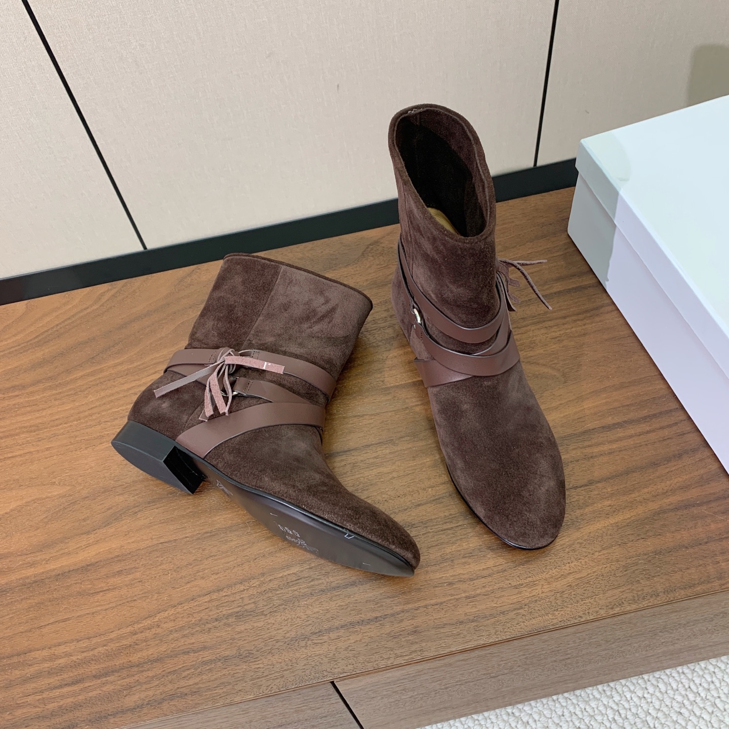 【ISABEL MARANT】复古短靴。简约百搭款。材质：鞋面头层牛反绒。羊皮内里，真皮大底。跟高2cm 码数：35-4