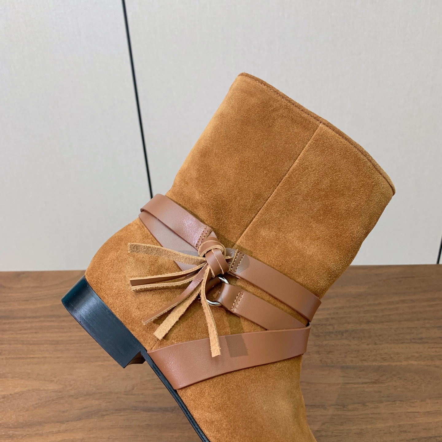 【ISABEL MARANT】复古短靴。简约百搭款。材质：鞋面头层牛反绒。羊皮内里，真皮大底。跟高2cm 码数：35-4