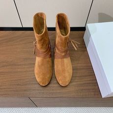 【ISABEL MARANT】复古短靴。简约百搭款。材质:鞋面头层牛反绒。羊皮内里,真皮大底。跟高2cm 码数:35-4 【ISABEL MARANT】复古短靴。简约百搭款。材质:鞋面头层牛反绒。羊皮内里,真皮大底。跟高2cm 码数:35-4