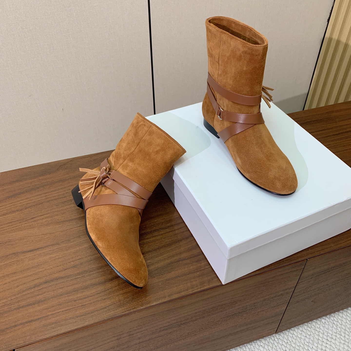 【ISABEL MARANT】复古短靴。简约百搭款。材质：鞋面头层牛反绒。羊皮内里，真皮大底。跟高2cm 码数：35-4