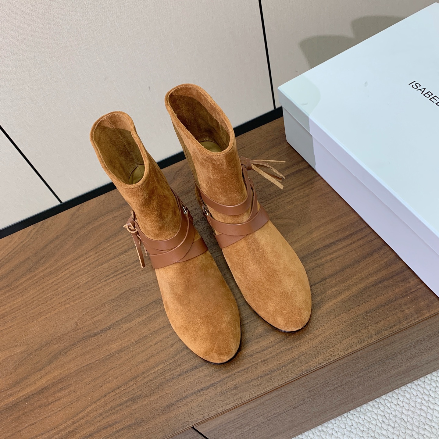 【ISABEL MARANT】复古短靴。简约百搭款。材质：鞋面头层牛反绒。羊皮内里，真皮大底。跟高2cm 码数：35-4
