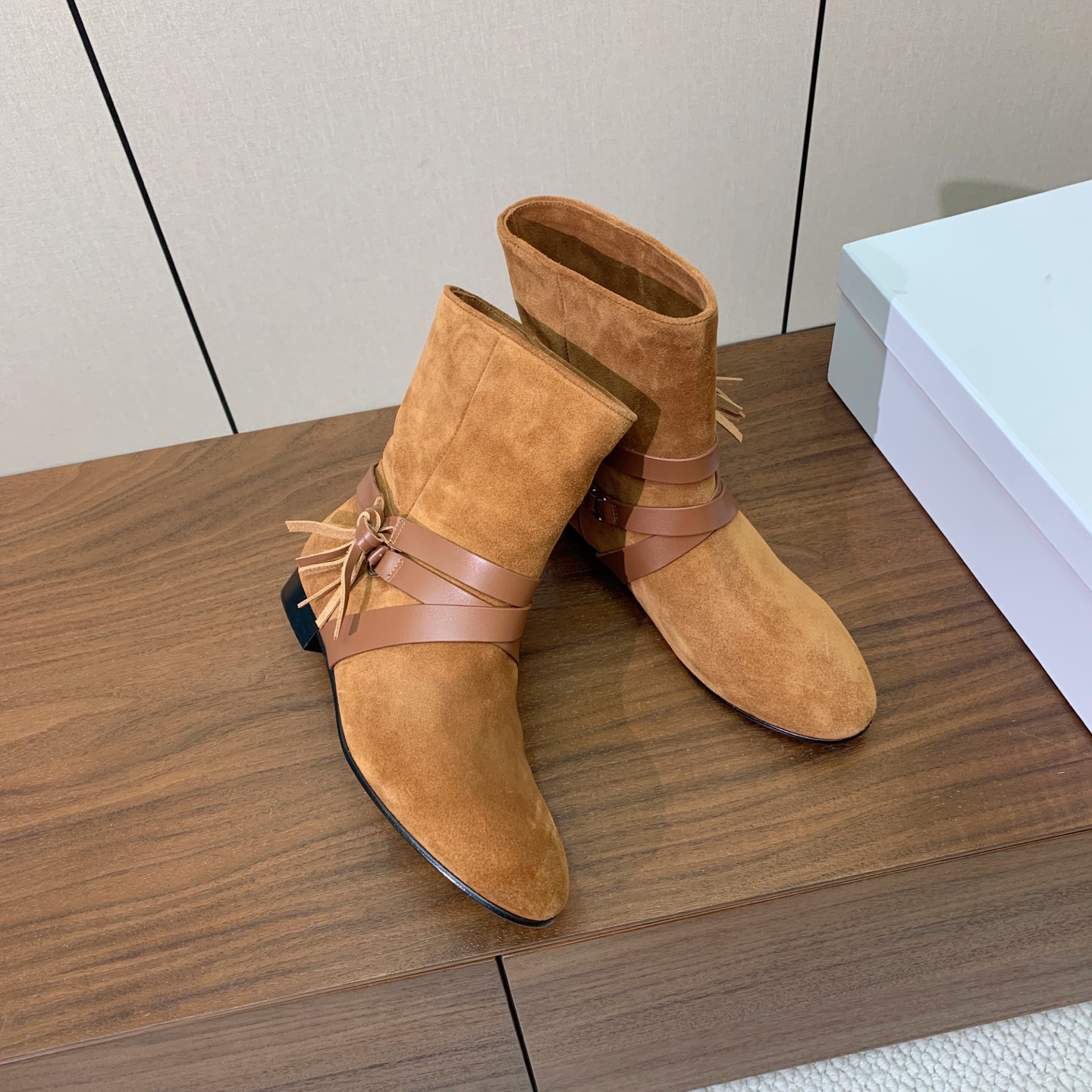 【ISABEL MARANT】复古短靴。简约百搭款。材质：鞋面头层牛反绒。羊皮内里，真皮大底。跟高2cm 码数：35-4