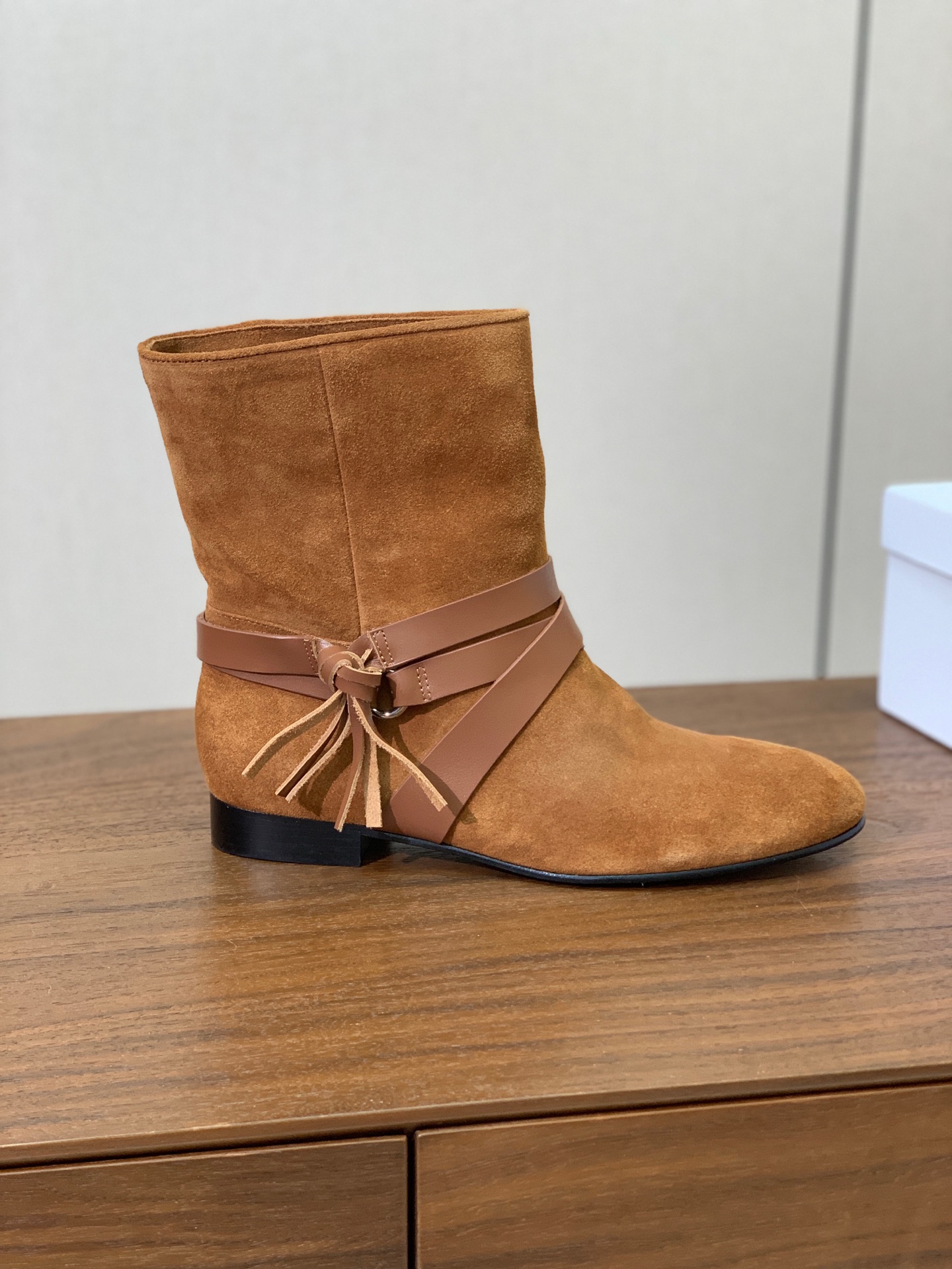 【ISABEL MARANT】复古短靴。简约百搭款。材质：鞋面头层牛反绒。羊皮内里，真皮大底。跟高2cm 码数：35-4