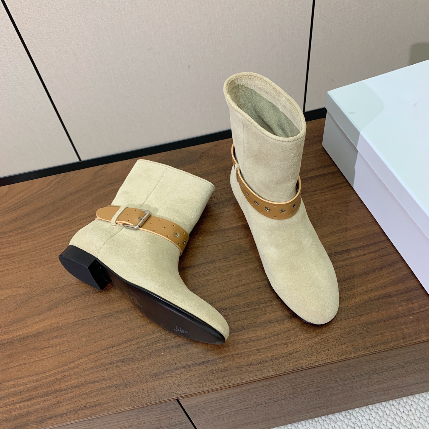 【ISABEL MARANT】复古短靴。简约百搭款。材质：鞋面头层牛反绒。羊皮内里，真皮大底。跟高2cm 码数：35-4