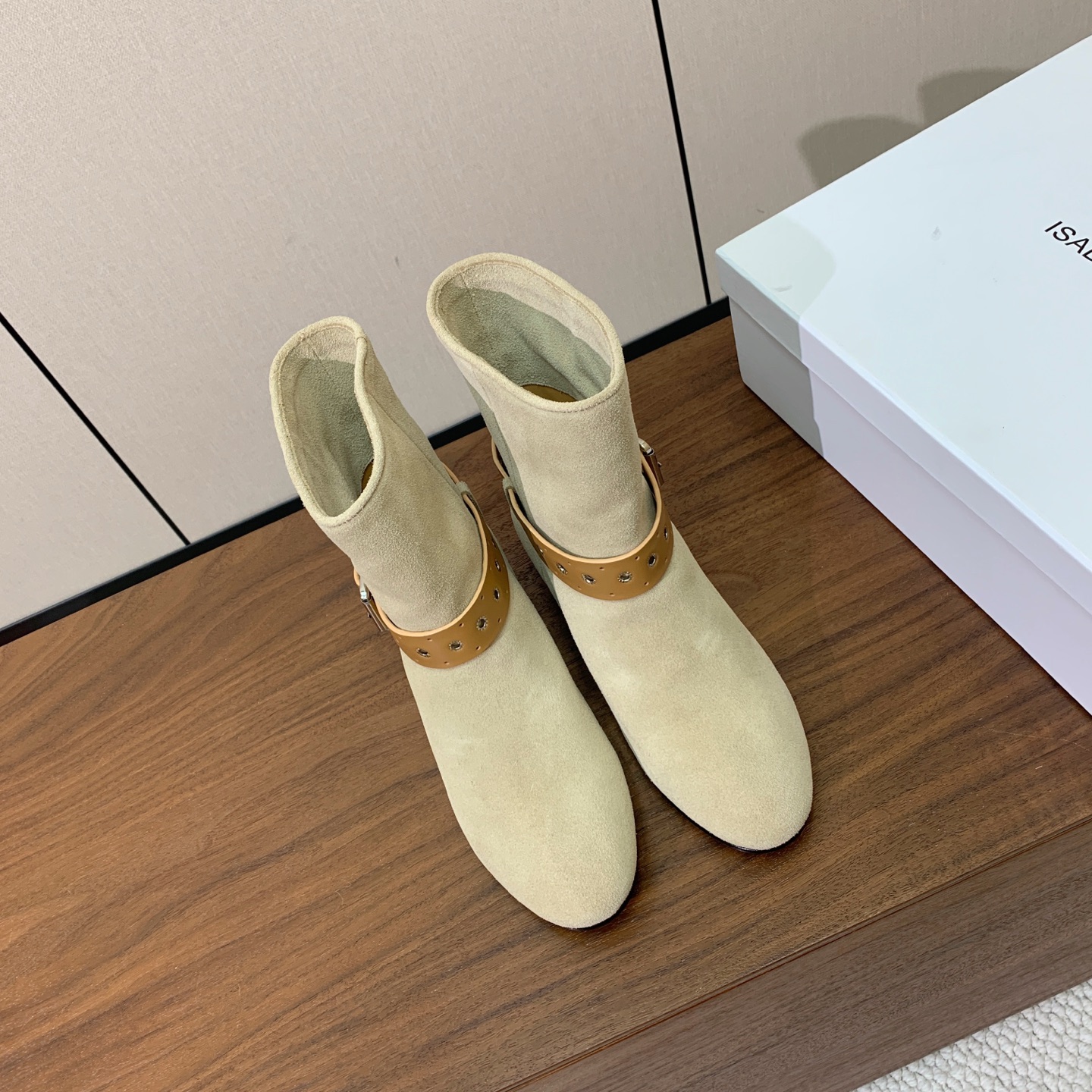 【ISABEL MARANT】复古短靴。简约百搭款。材质：鞋面头层牛反绒。羊皮内里，真皮大底。跟高2cm 码数：35-4