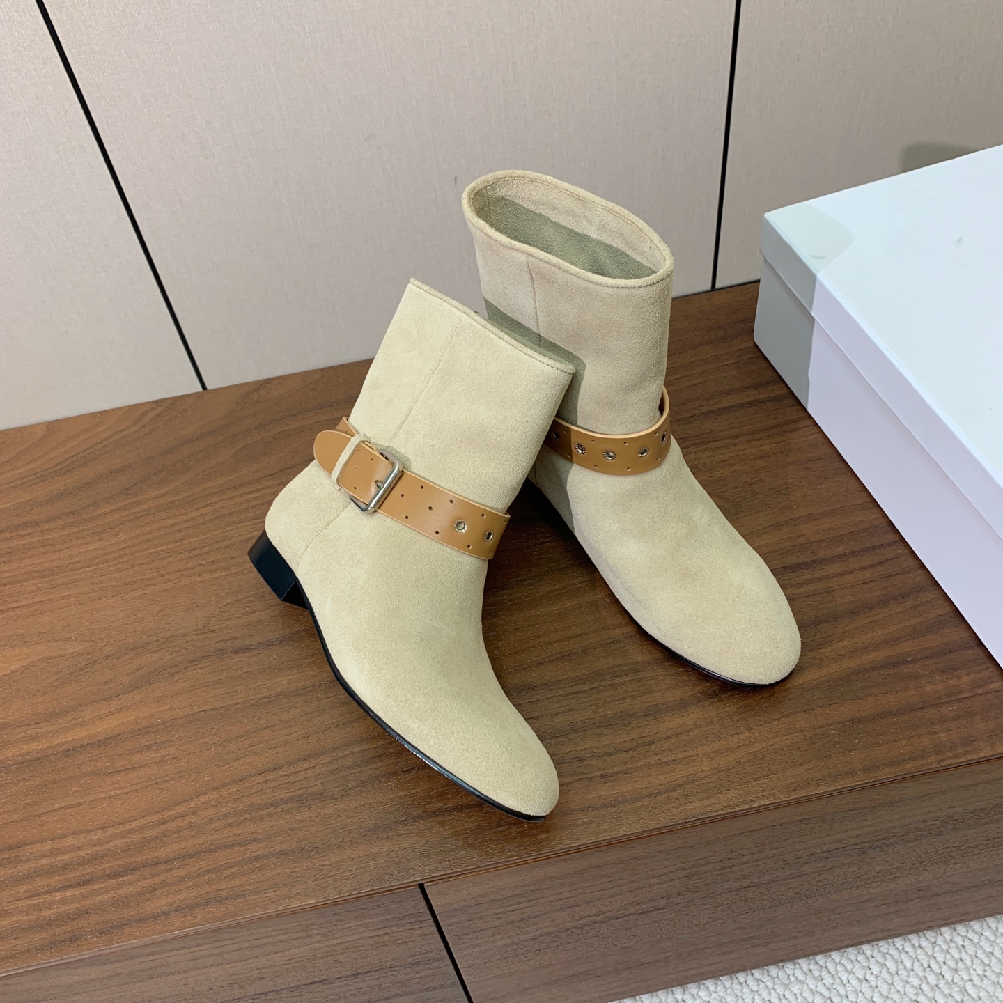 【ISABEL MARANT】复古短靴。简约百搭款。材质：鞋面头层牛反绒。羊皮内里，真皮大底。跟高2cm 码数：35-4