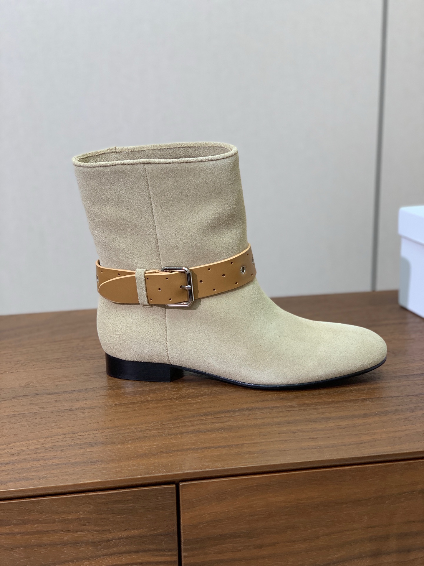 【ISABEL MARANT】复古短靴。简约百搭款。材质：鞋面头层牛反绒。羊皮内里，真皮大底。跟高2cm 码数：35-4