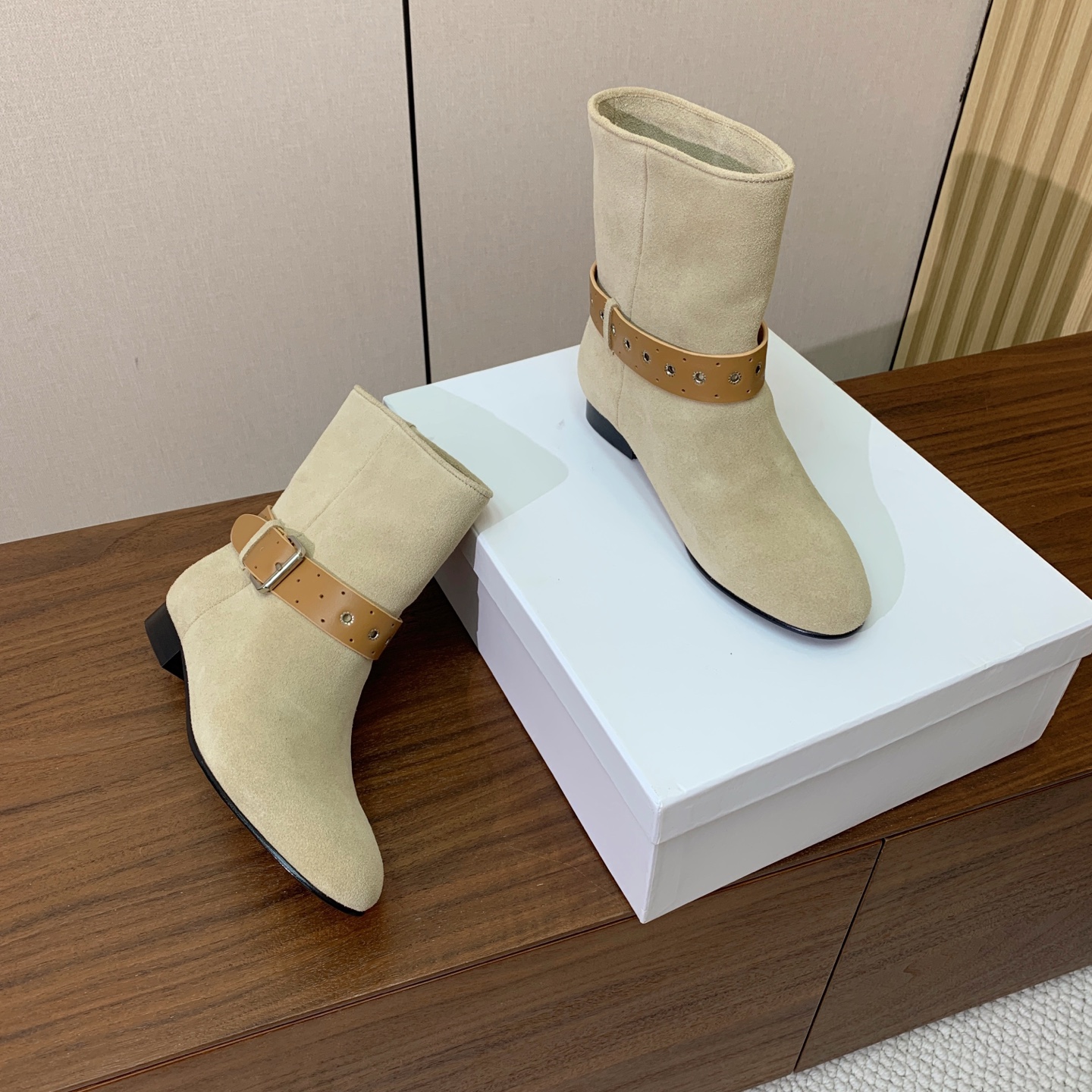 【ISABEL MARANT】复古短靴。简约百搭款。材质：鞋面头层牛反绒。羊皮内里，真皮大底。跟高2cm 码数：35-4