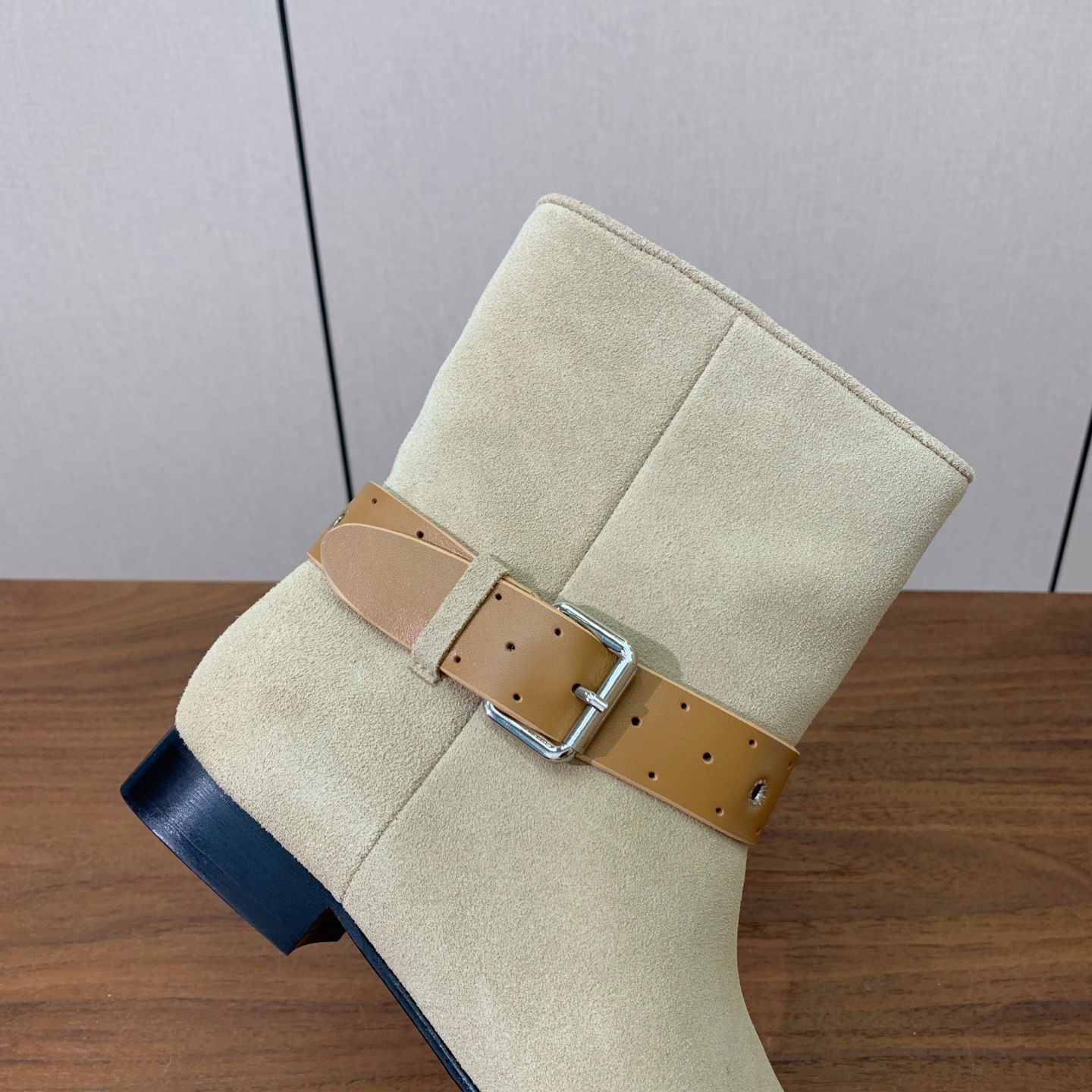 【ISABEL MARANT】复古短靴。简约百搭款。材质：鞋面头层牛反绒。羊皮内里，真皮大底。跟高2cm 码数：35-4