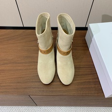 【ISABEL MARANT】复古短靴。简约百搭款。材质:鞋面头层牛反绒。羊皮内里,真皮大底。跟高2cm 码数:35-4 【ISABEL MARANT】复古短靴。简约百搭款。材质:鞋面头层牛反绒。羊皮内里,真皮大底。跟高2cm 码数:35-4