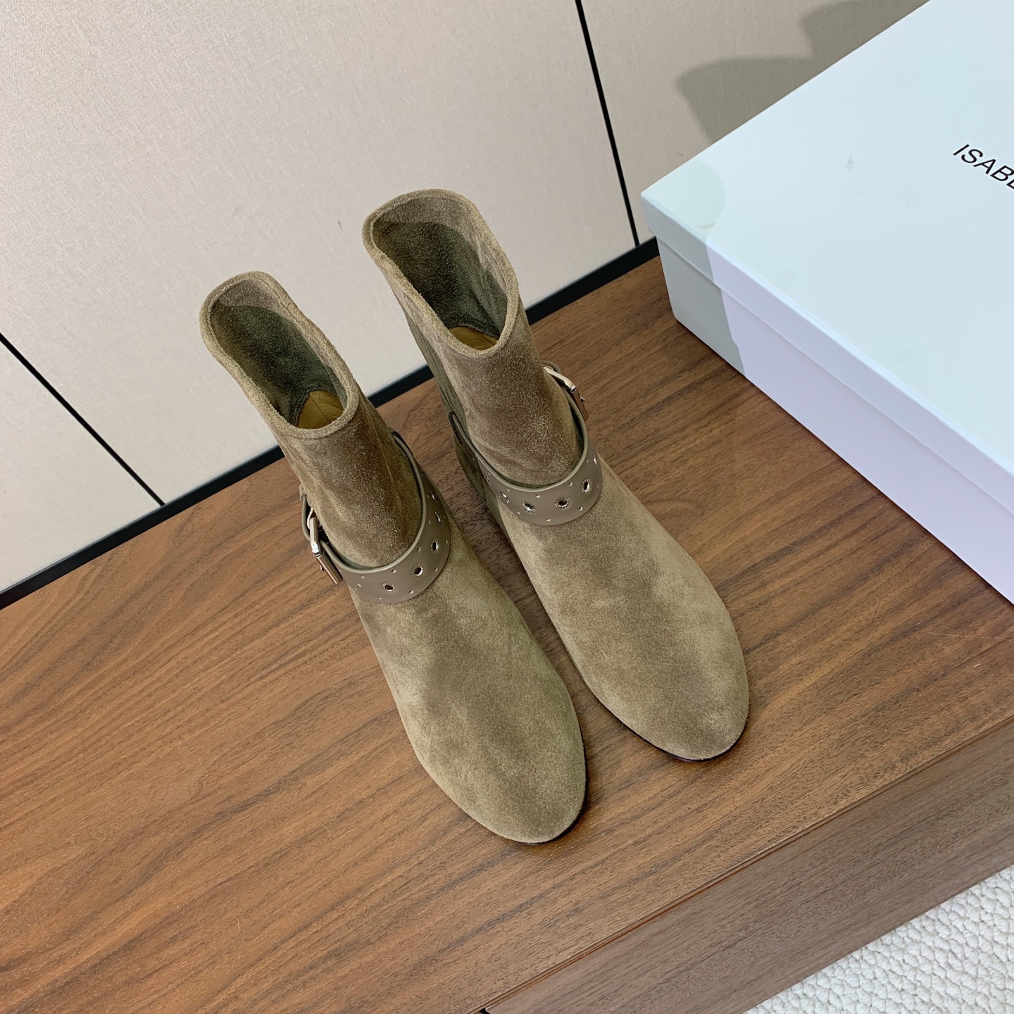 【ISABEL MARANT】复古短靴。简约百搭款。材质：鞋面头层牛反绒。羊皮内里，真皮大底。跟高2cm 码数：35-4