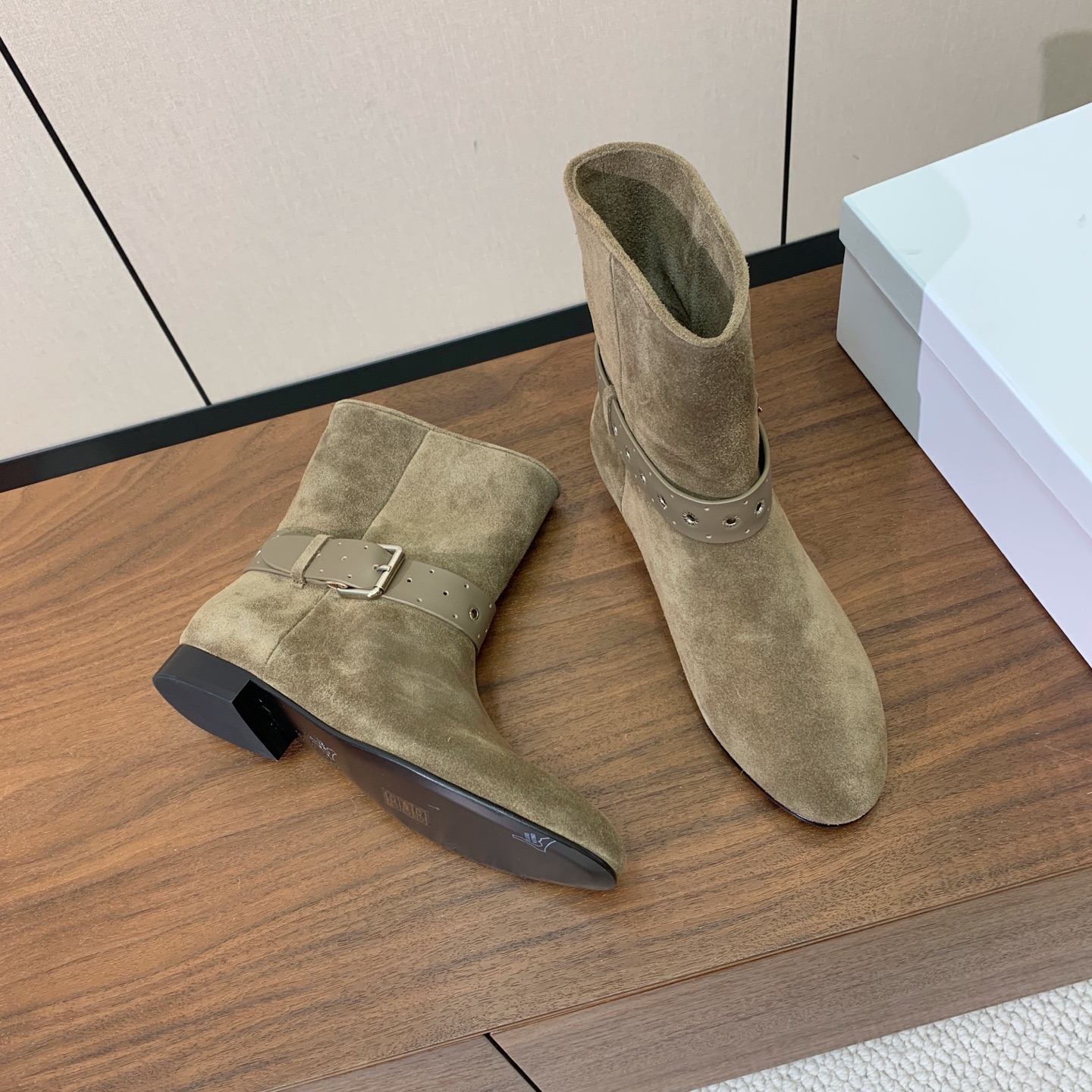 【ISABEL MARANT】复古短靴。简约百搭款。材质：鞋面头层牛反绒。羊皮内里，真皮大底。跟高2cm 码数：35-4