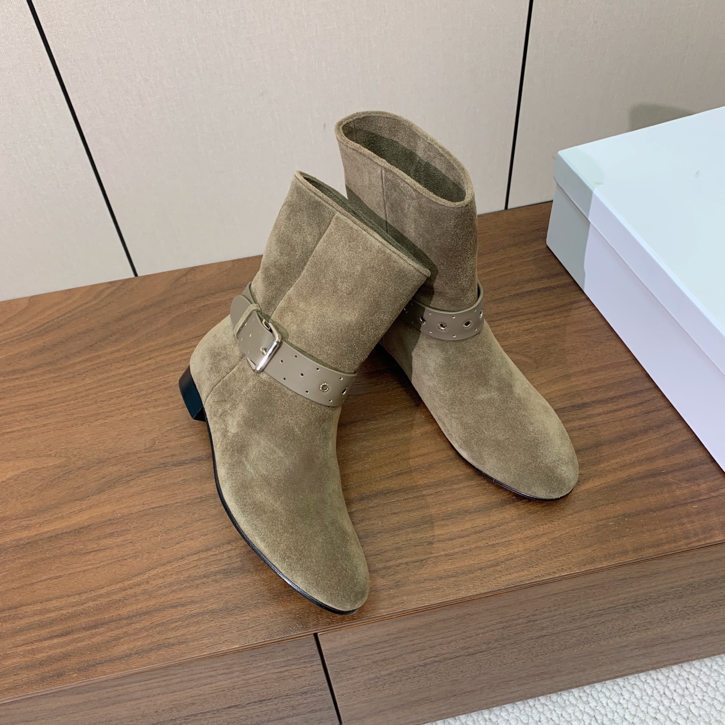 【ISABEL MARANT】复古短靴。简约百搭款。材质：鞋面头层牛反绒。羊皮内里，真皮大底。跟高2cm 码数：35-4