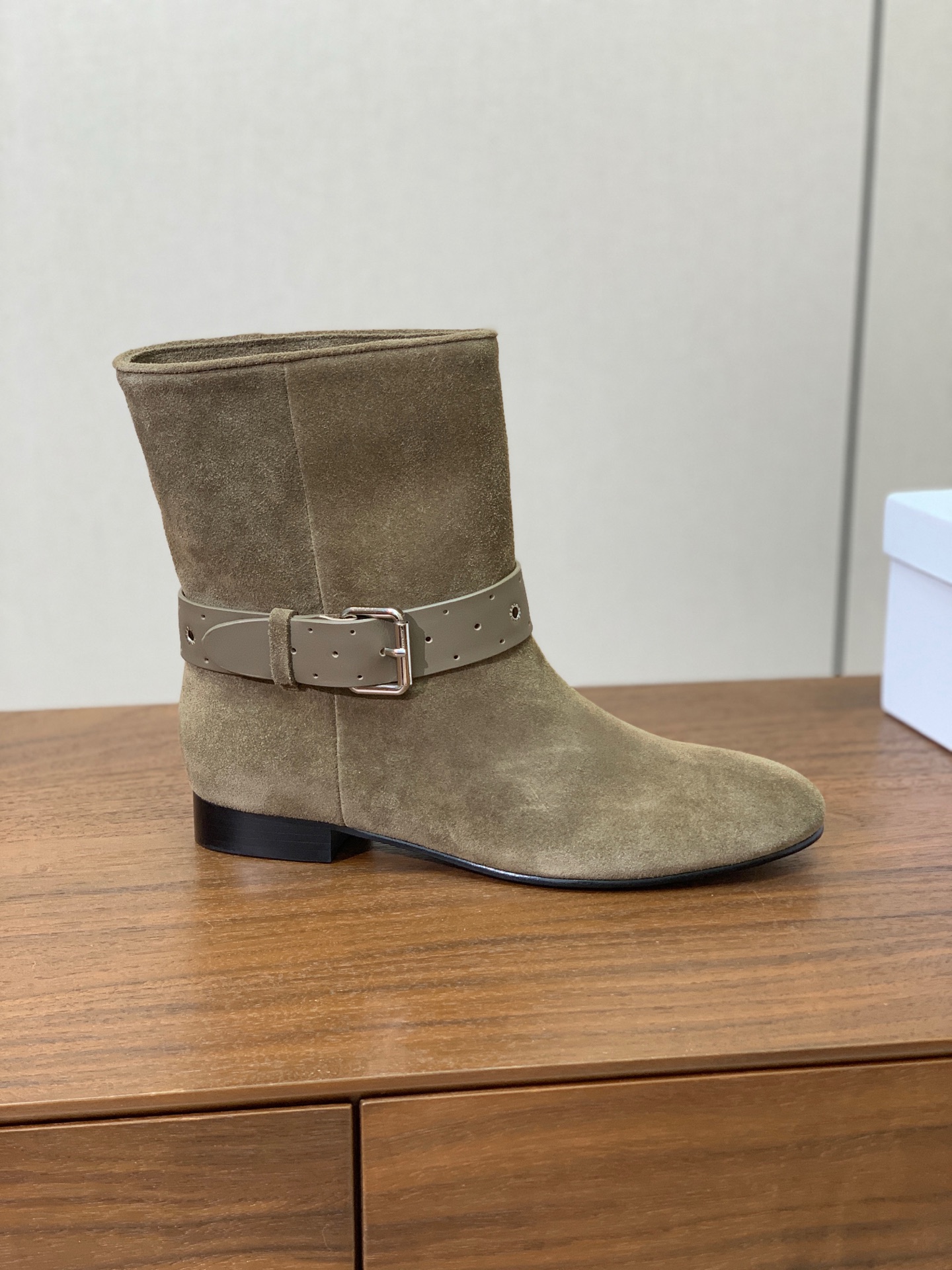 【ISABEL MARANT】复古短靴。简约百搭款。材质：鞋面头层牛反绒。羊皮内里，真皮大底。跟高2cm 码数：35-4