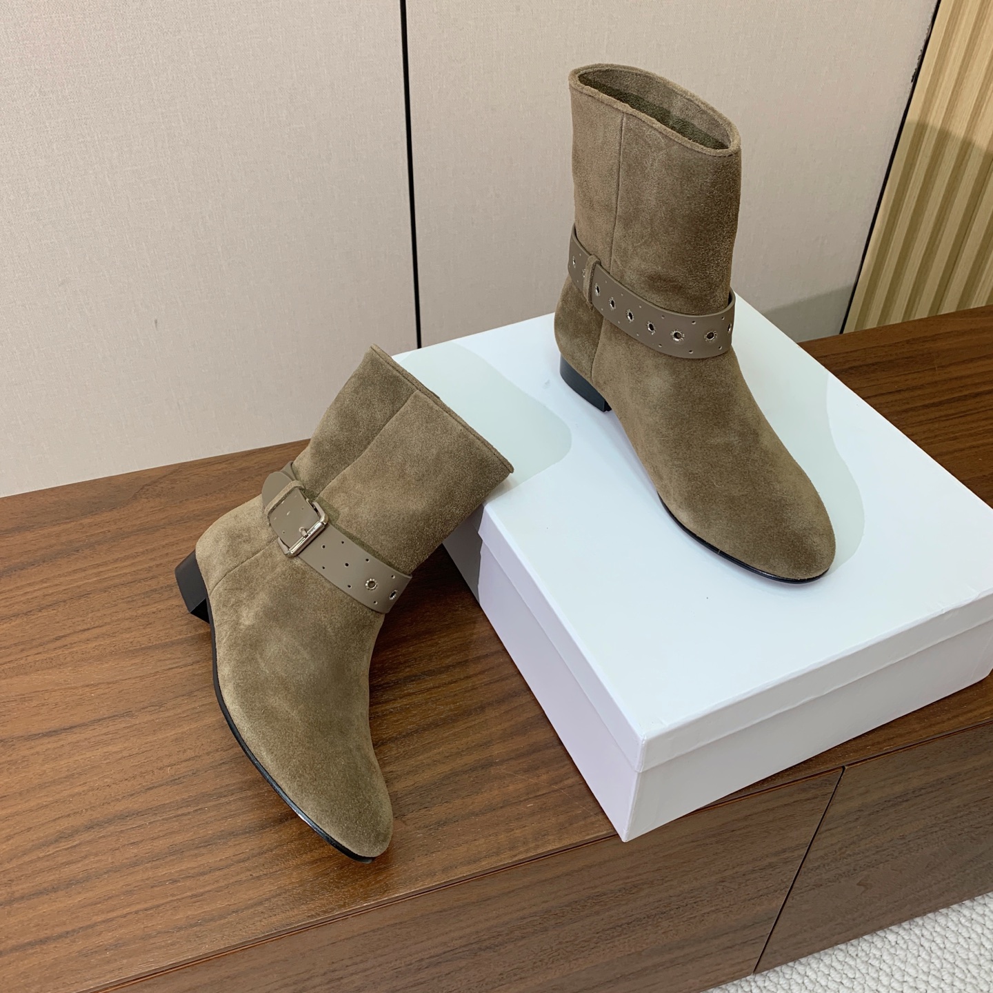 【ISABEL MARANT】复古短靴。简约百搭款。材质：鞋面头层牛反绒。羊皮内里，真皮大底。跟高2cm 码数：35-4