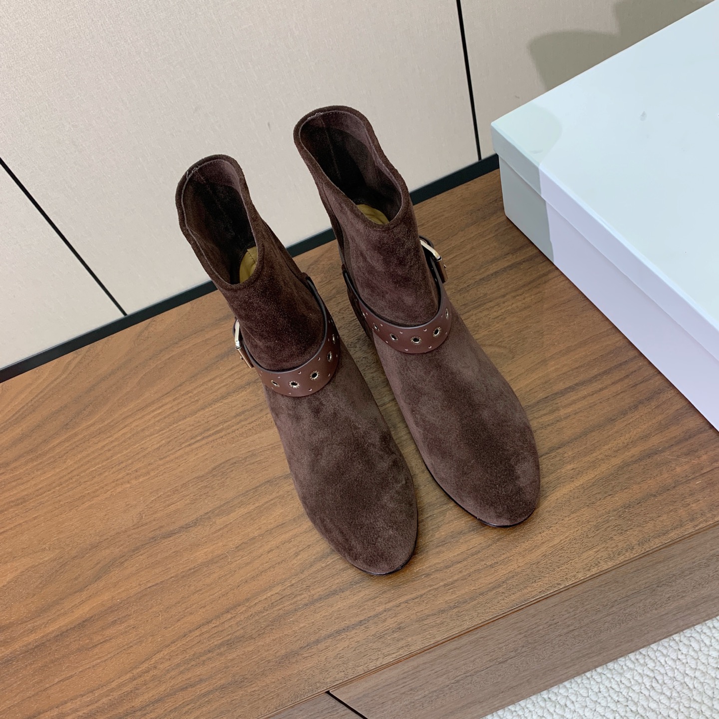 【ISABEL MARANT】复古短靴。简约百搭款。材质：鞋面头层牛反绒。羊皮内里，真皮大底。跟高2cm 码数：35-4