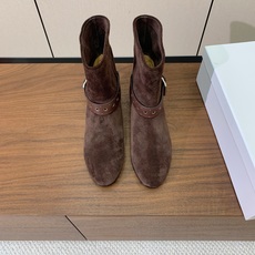 【ISABEL MARANT】复古短靴。简约百搭款。材质:鞋面头层牛反绒。羊皮内里,真皮大底。跟高2cm 码数:35-4 【ISABEL MARANT】复古短靴。简约百搭款。材质:鞋面头层牛反绒。羊皮内里,真皮大底。跟高2cm 码数:35-4