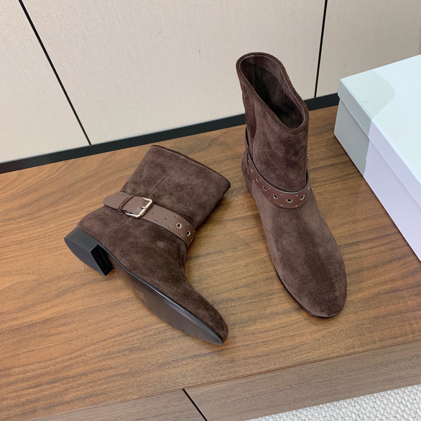 【ISABEL MARANT】复古短靴。简约百搭款。材质：鞋面头层牛反绒。羊皮内里，真皮大底。跟高2cm 码数：35-4
