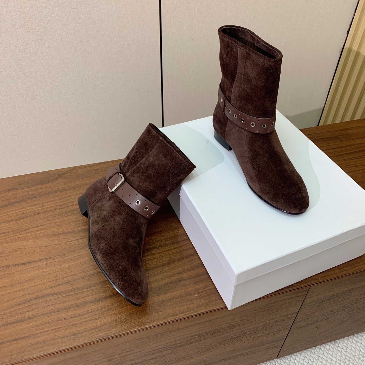 【ISABEL MARANT】复古短靴。简约百搭款。材质：鞋面头层牛反绒。羊皮内里，真皮大底。跟高2cm 码数：35-4