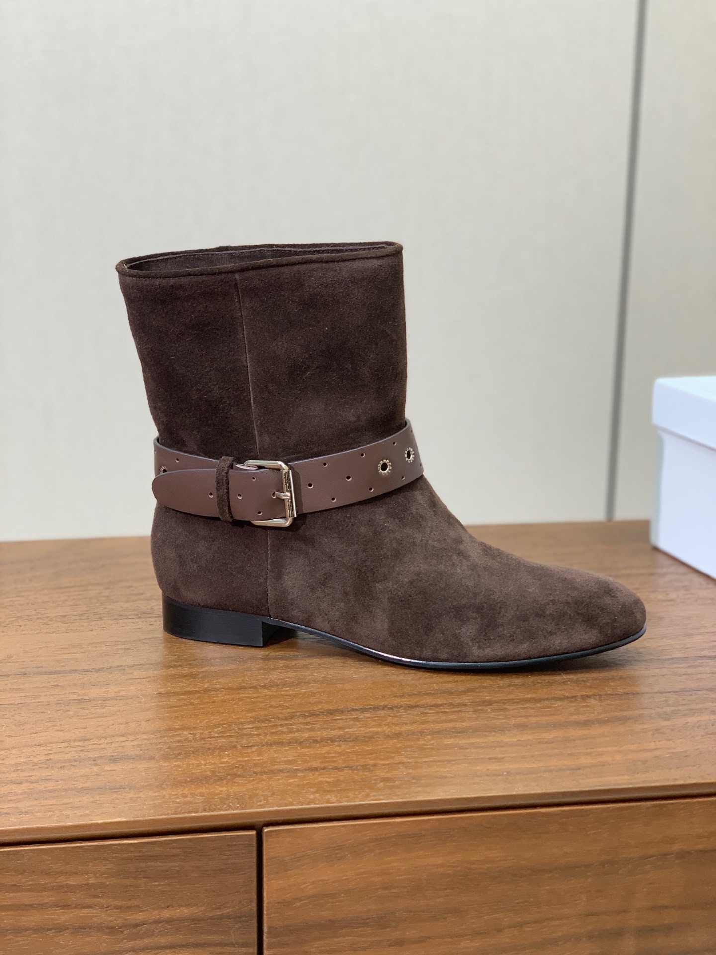【ISABEL MARANT】复古短靴。简约百搭款。材质：鞋面头层牛反绒。羊皮内里，真皮大底。跟高2cm 码数：35-4