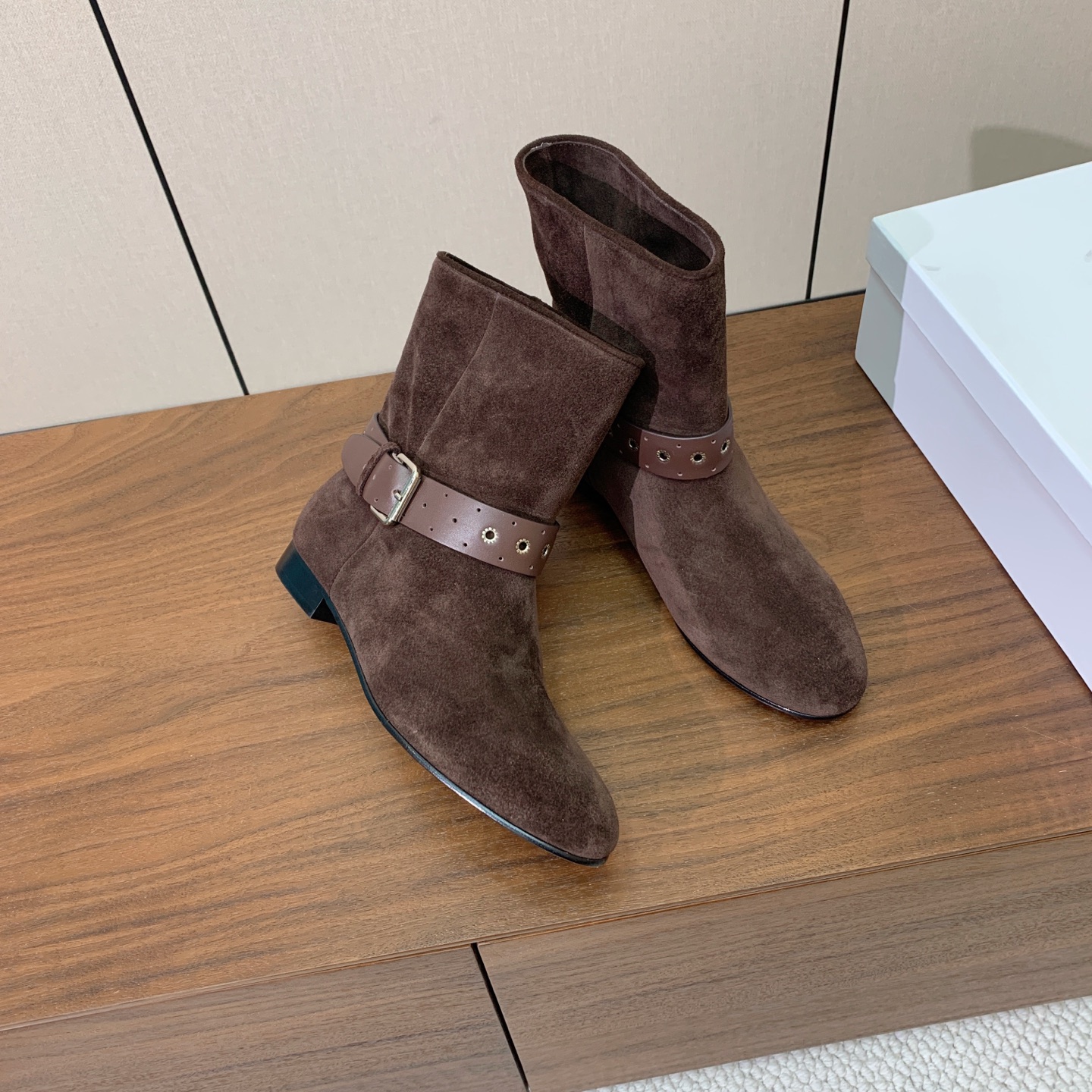 【ISABEL MARANT】复古短靴。简约百搭款。材质：鞋面头层牛反绒。羊皮内里，真皮大底。跟高2cm 码数：35-4