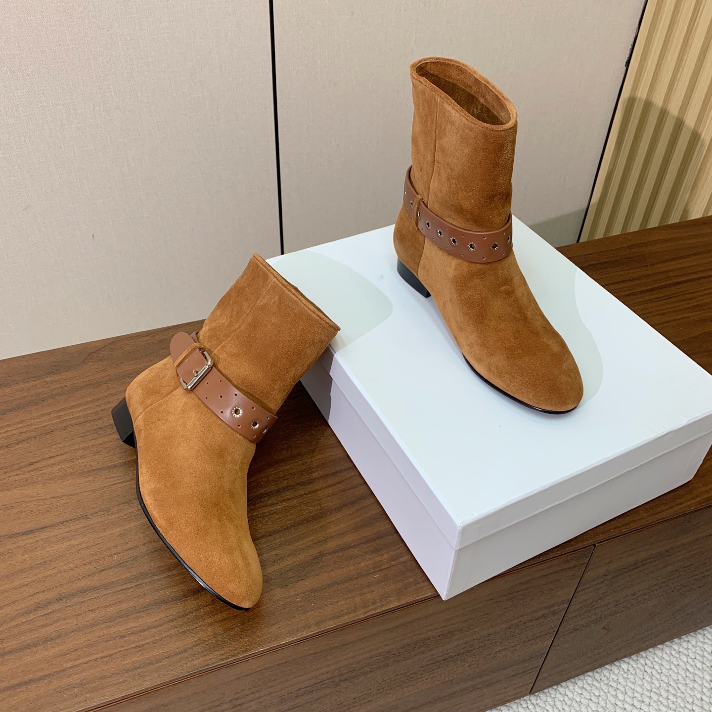 【ISABEL MARANT】复古短靴。简约百搭款。材质：鞋面头层牛反绒。羊皮内里，真皮大底。跟高2cm 码数：35-4