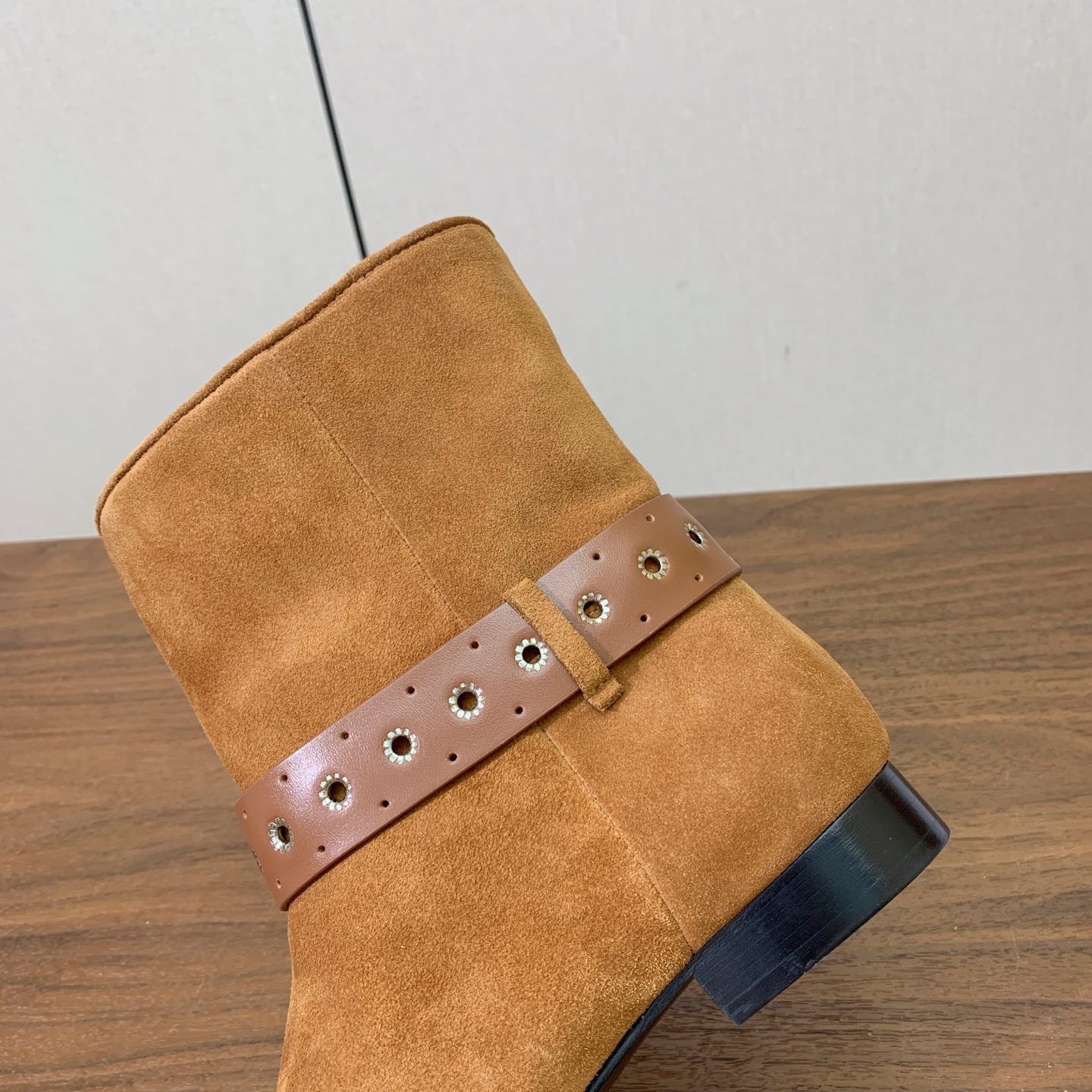 【ISABEL MARANT】复古短靴。简约百搭款。材质：鞋面头层牛反绒。羊皮内里，真皮大底。跟高2cm 码数：35-4