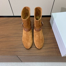 【ISABEL MARANT】复古短靴。简约百搭款。材质:鞋面头层牛反绒。羊皮内里,真皮大底。跟高2cm 码数:35-4 【ISABEL MARANT】复古短靴。简约百搭款。材质:鞋面头层牛反绒。羊皮内里,真皮大底。跟高2cm 码数:35-4
