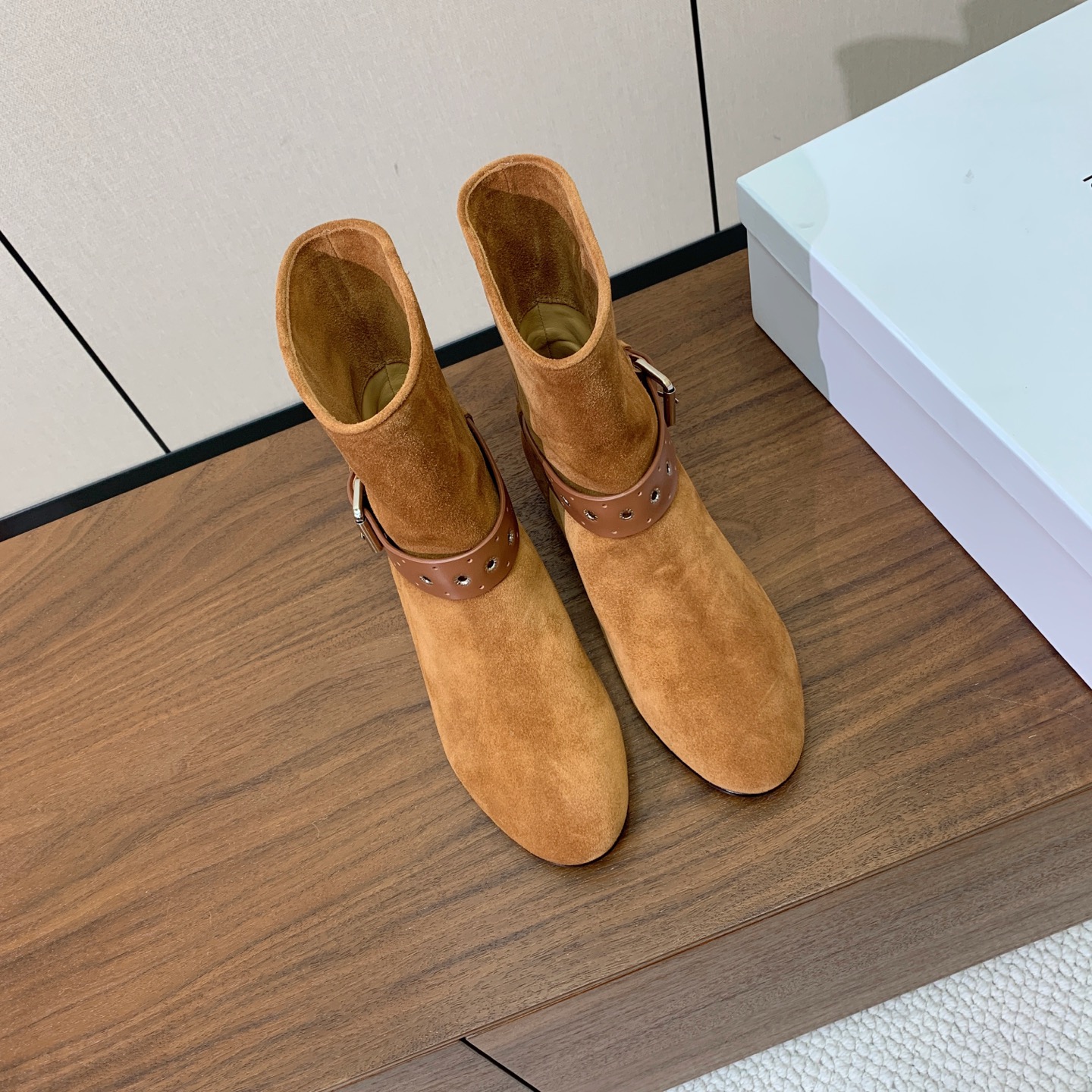 【ISABEL MARANT】复古短靴。简约百搭款。材质：鞋面头层牛反绒。羊皮内里，真皮大底。跟高2cm 码数：35-4