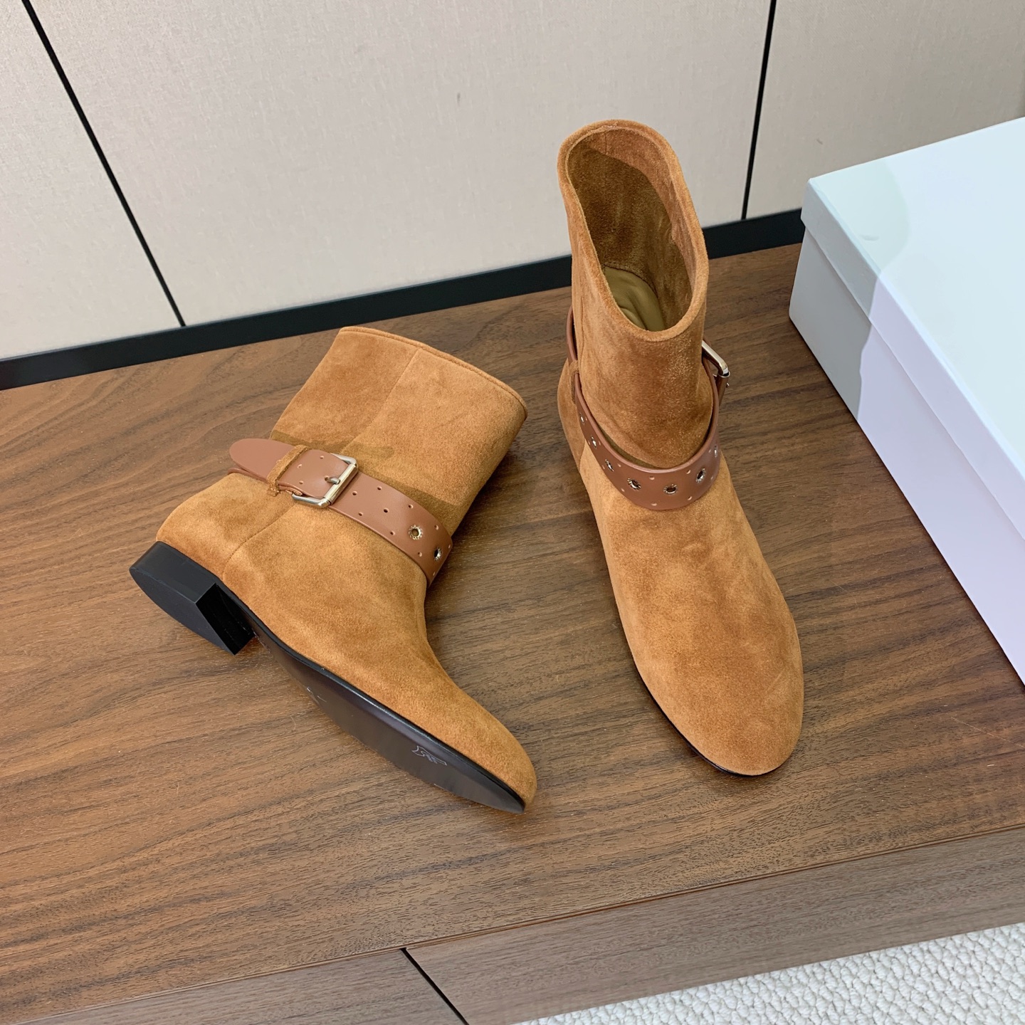 【ISABEL MARANT】复古短靴。简约百搭款。材质：鞋面头层牛反绒。羊皮内里，真皮大底。跟高2cm 码数：35-4