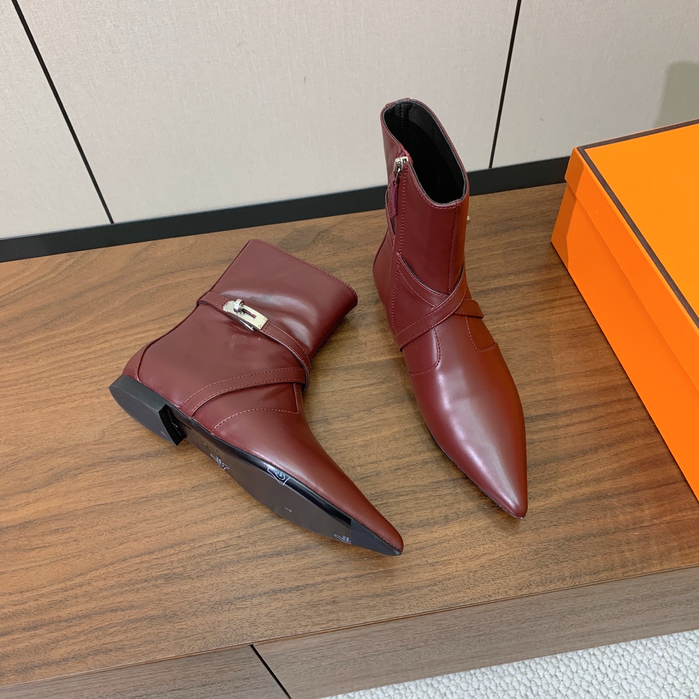 【Herm*s】尖头短靴。简约大气。从来不会过时。鞋面小牛皮，牛皮内里。真皮大底。有平底和3.5cm2️⃣种选择。 码数