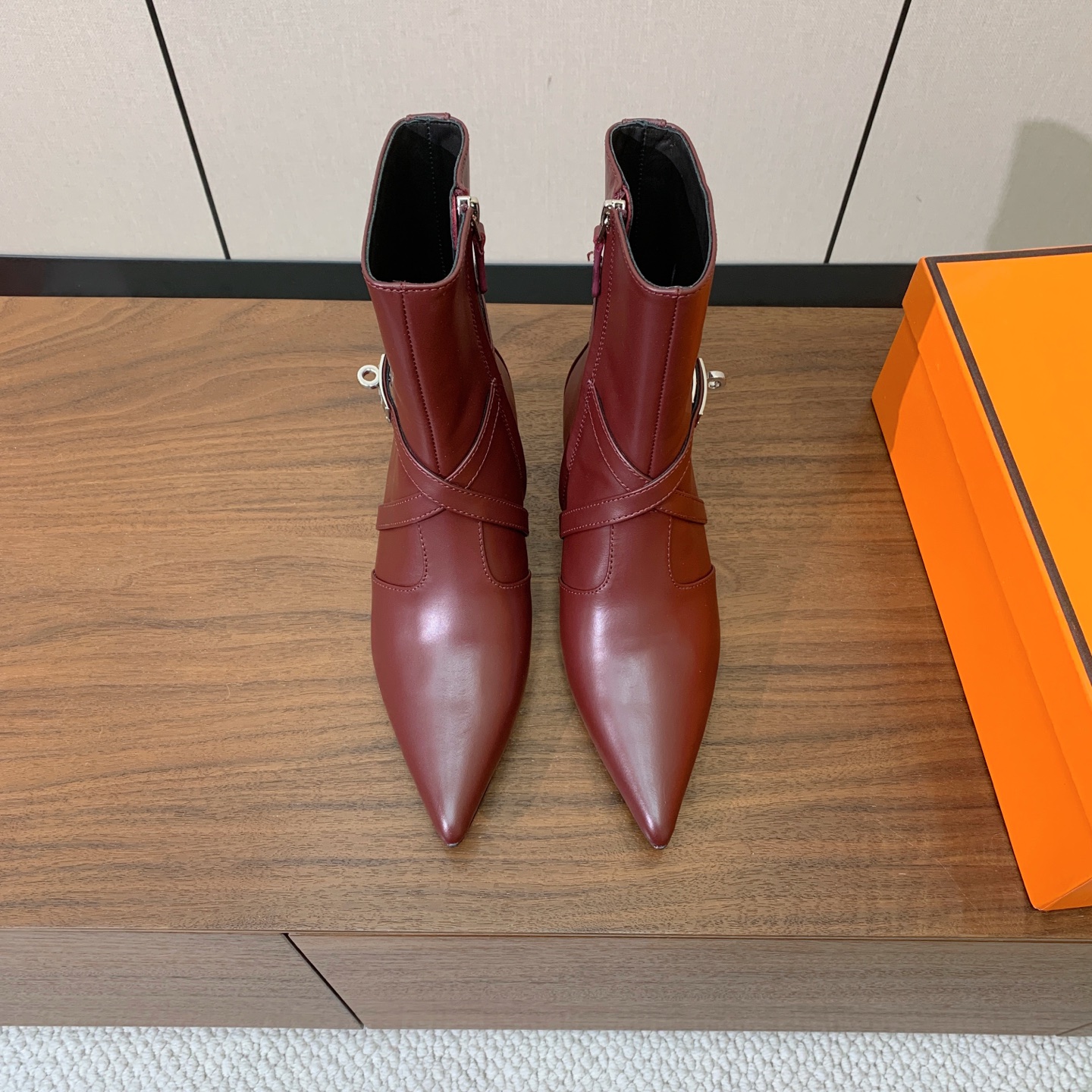 【Herm*s】尖头短靴。简约大气。从来不会过时。鞋面小牛皮，牛皮内里。真皮大底。有平底和3.5cm2️⃣种选择。 码数