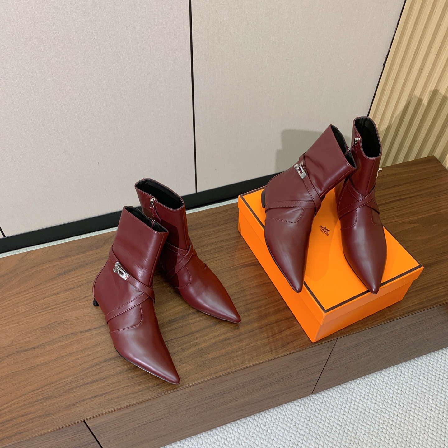 【Herm*s】尖头短靴。简约大气。从来不会过时。鞋面小牛皮，牛皮内里。真皮大底。有平底和3.5cm2️⃣种选择。 码数