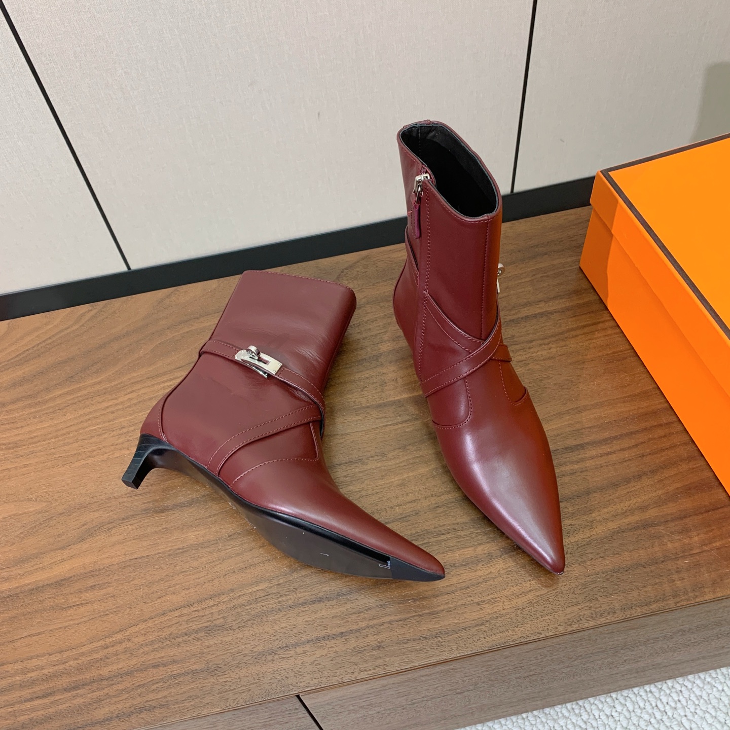 【Herm*s】尖头短靴。简约大气。从来不会过时。鞋面小牛皮，牛皮内里。真皮大底。有平底和3.5cm2️⃣种选择。 码数