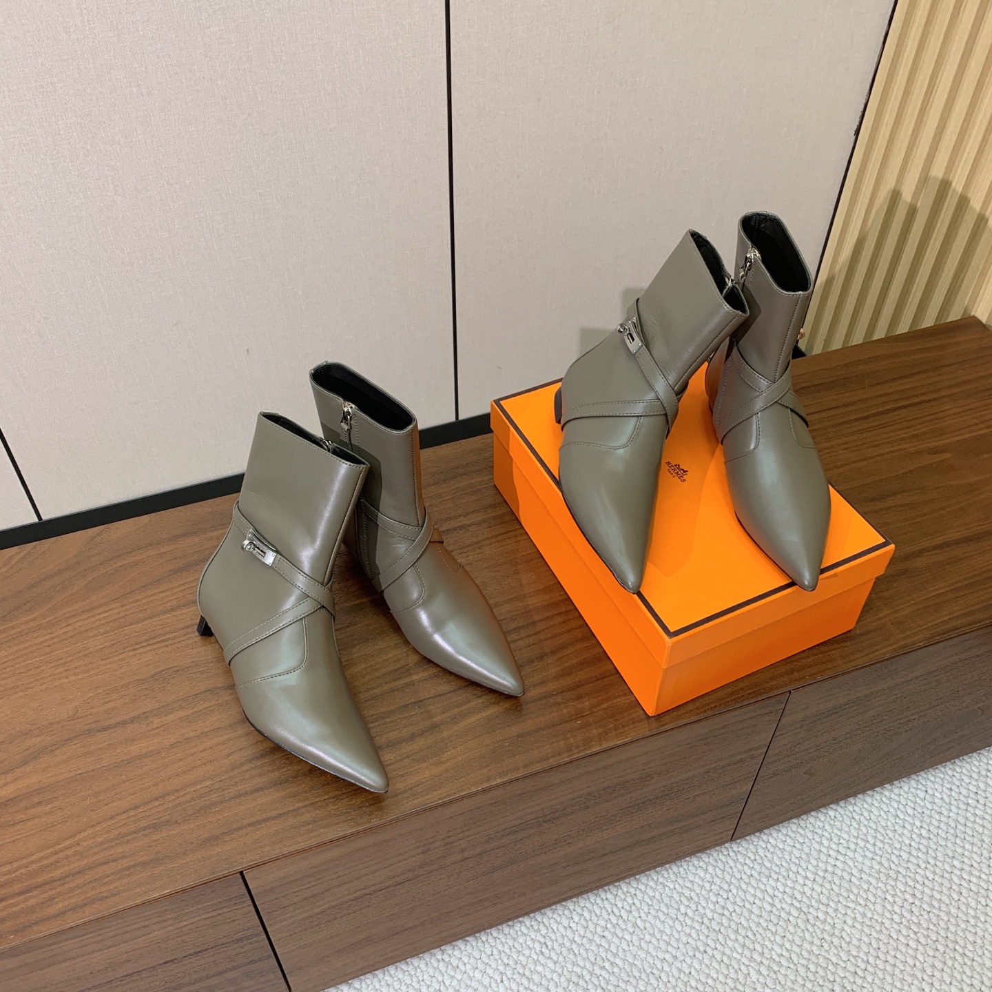 【Herm*s】尖头短靴。简约大气。从来不会过时。鞋面小牛皮，牛皮内里。真皮大底。有平底和3.5cm2️⃣种选择。 码数