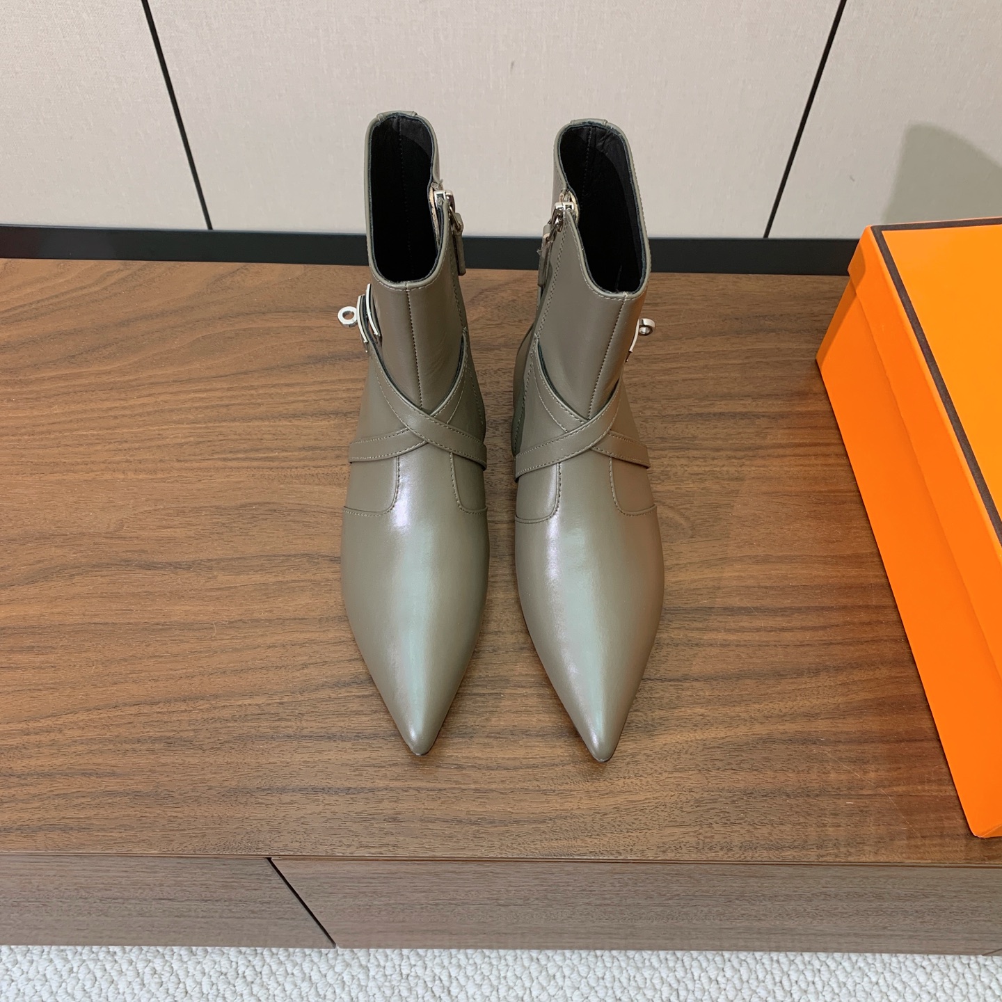 【Herm*s】尖头短靴。简约大气。从来不会过时。鞋面小牛皮，牛皮内里。真皮大底。有平底和3.5cm2️⃣种选择。 码数