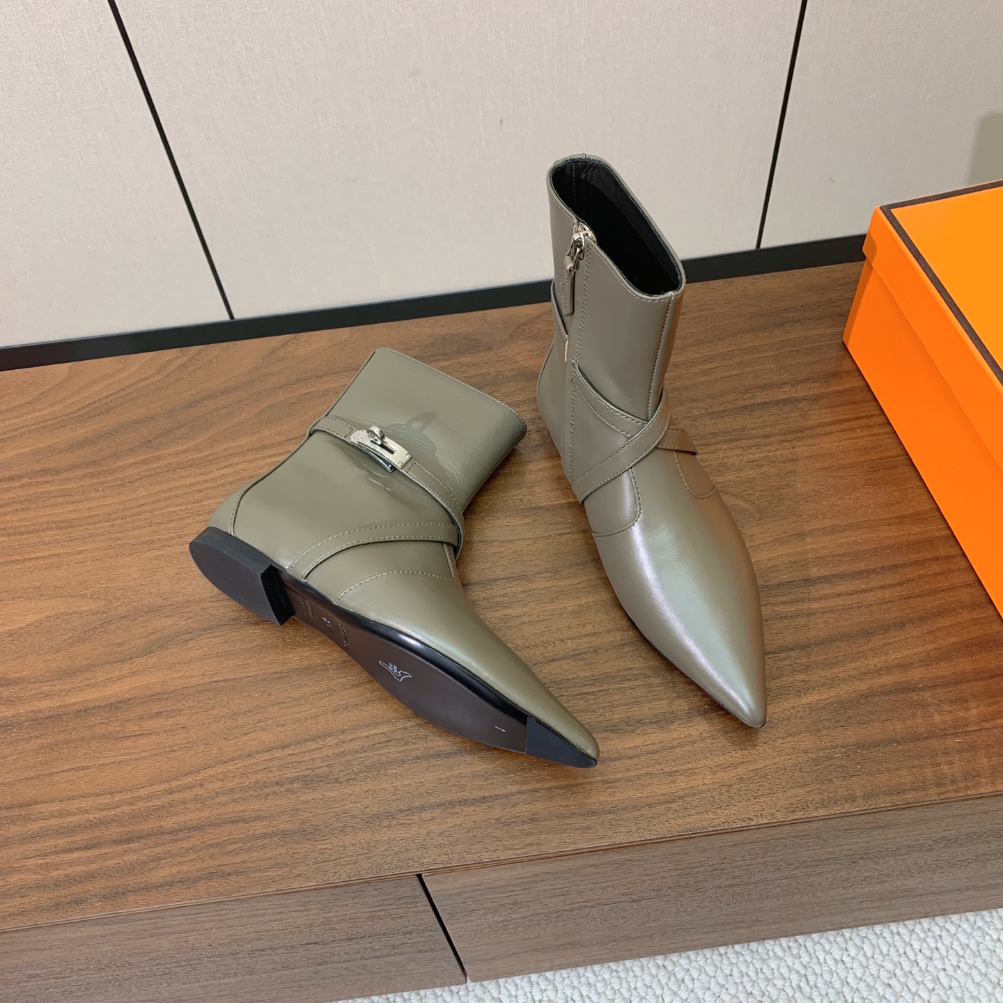 【Herm*s】尖头短靴。简约大气。从来不会过时。鞋面小牛皮，牛皮内里。真皮大底。有平底和3.5cm2️⃣种选择。 码数