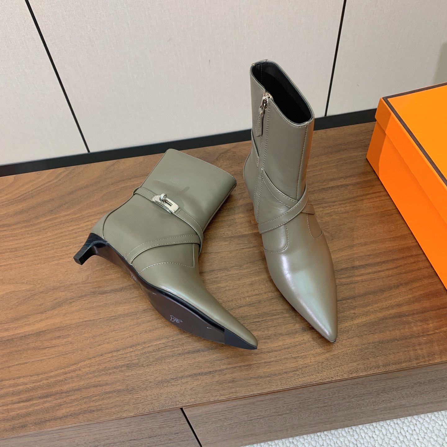 【Herm*s】尖头短靴。简约大气。从来不会过时。鞋面小牛皮，牛皮内里。真皮大底。有平底和3.5cm2️⃣种选择。 码数